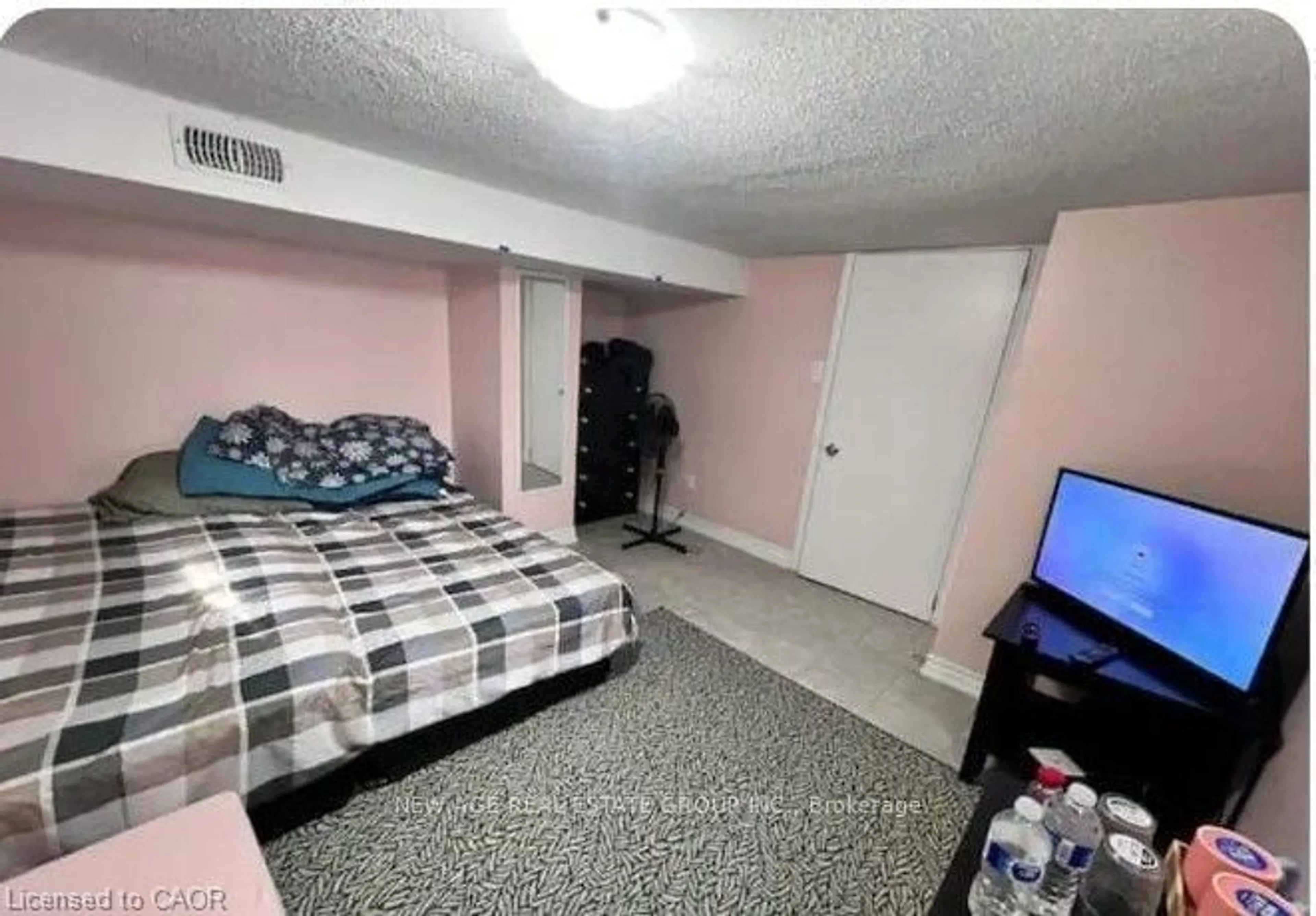 A pic of a room for 22 Alice St, Hamilton Ontario L8H 4R1