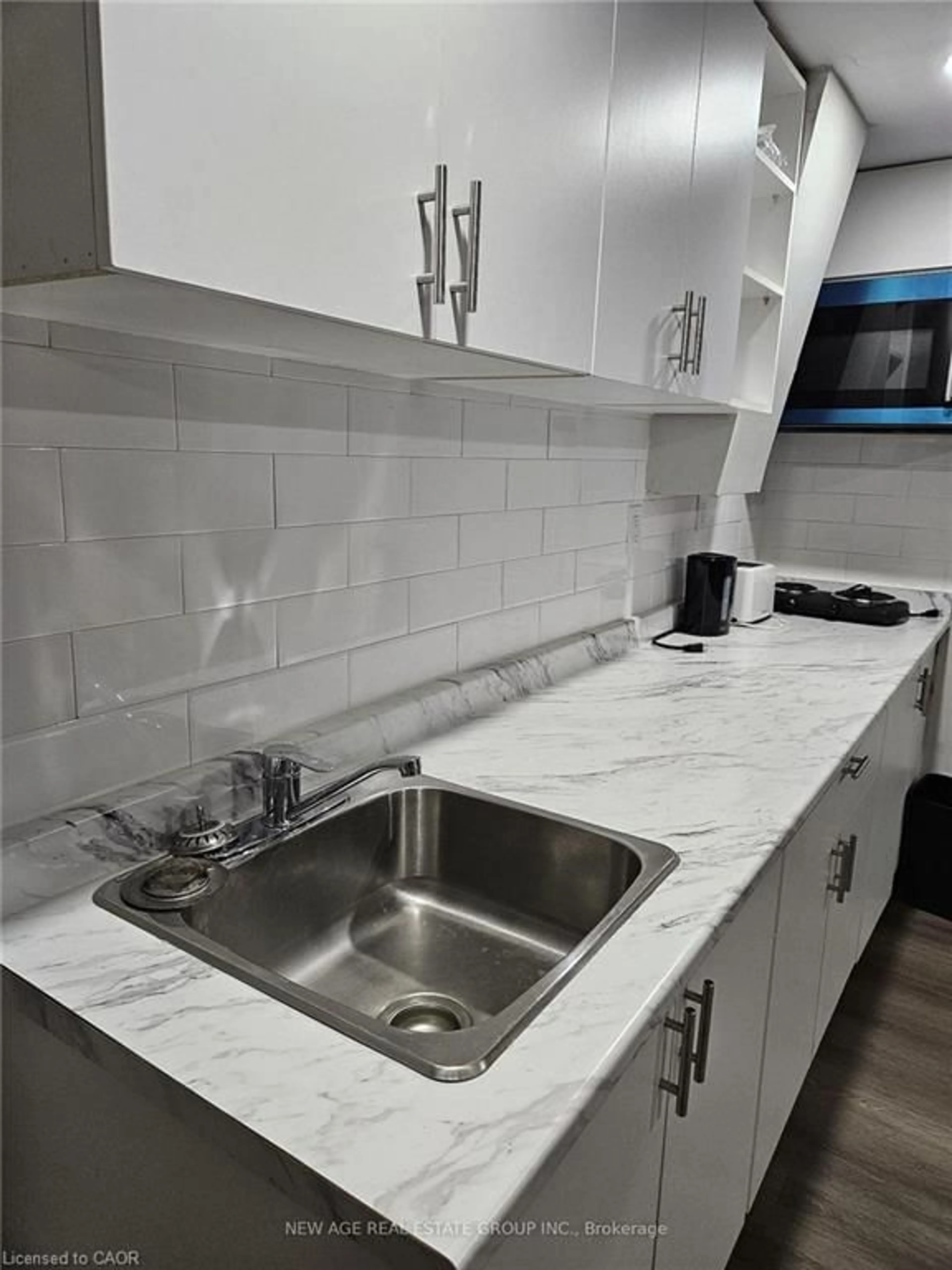 Standard kitchen, ceramic/tile floor for 467 Limeridge Rd, Hamilton Ontario L9C 2V7