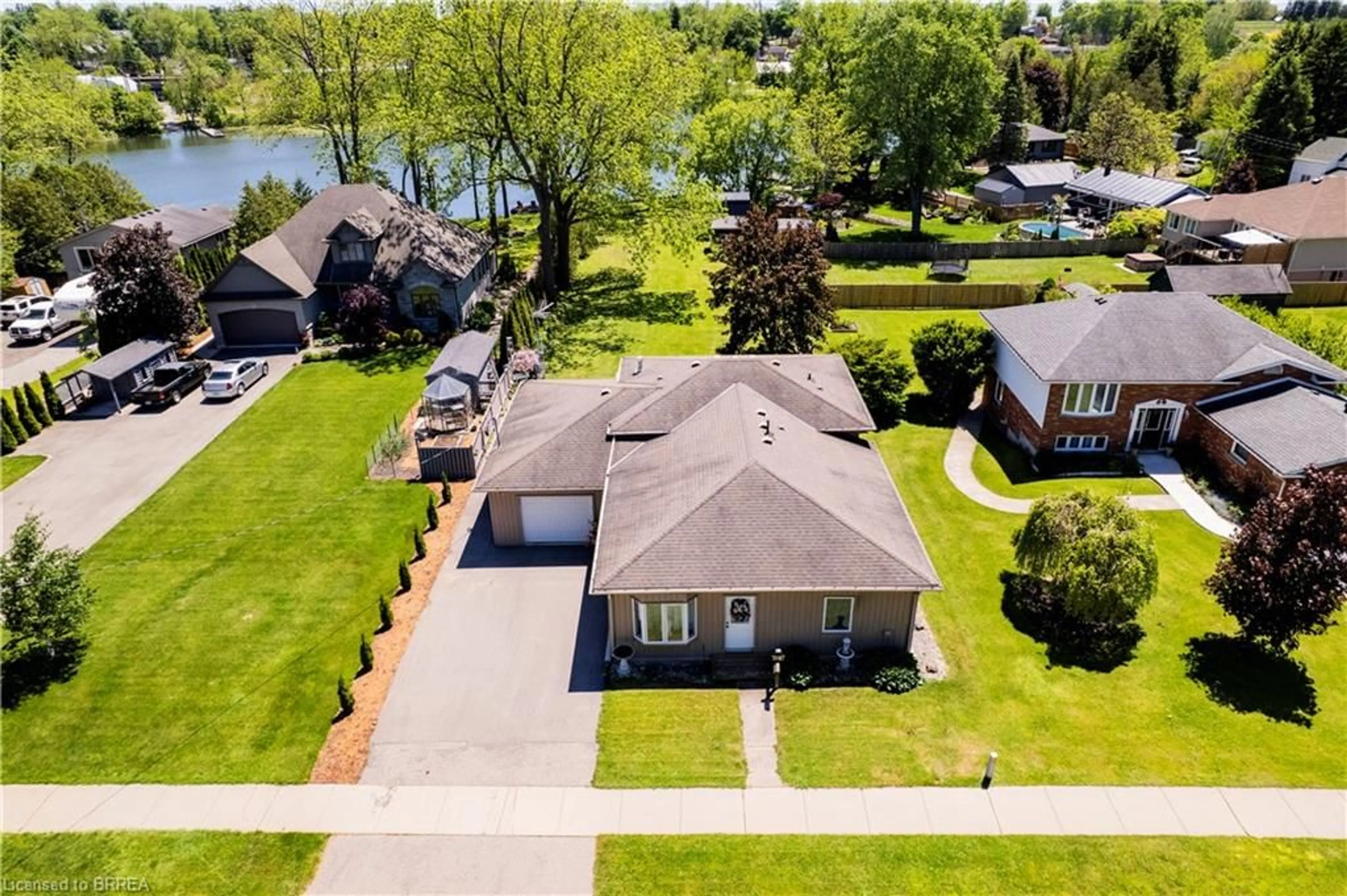 A pic from outside/outdoor area/front of a property/back of a property/a pic from drone, water/lake/river/ocean view for 100 Mechanic St, Waterford Ontario N0E 1Y0