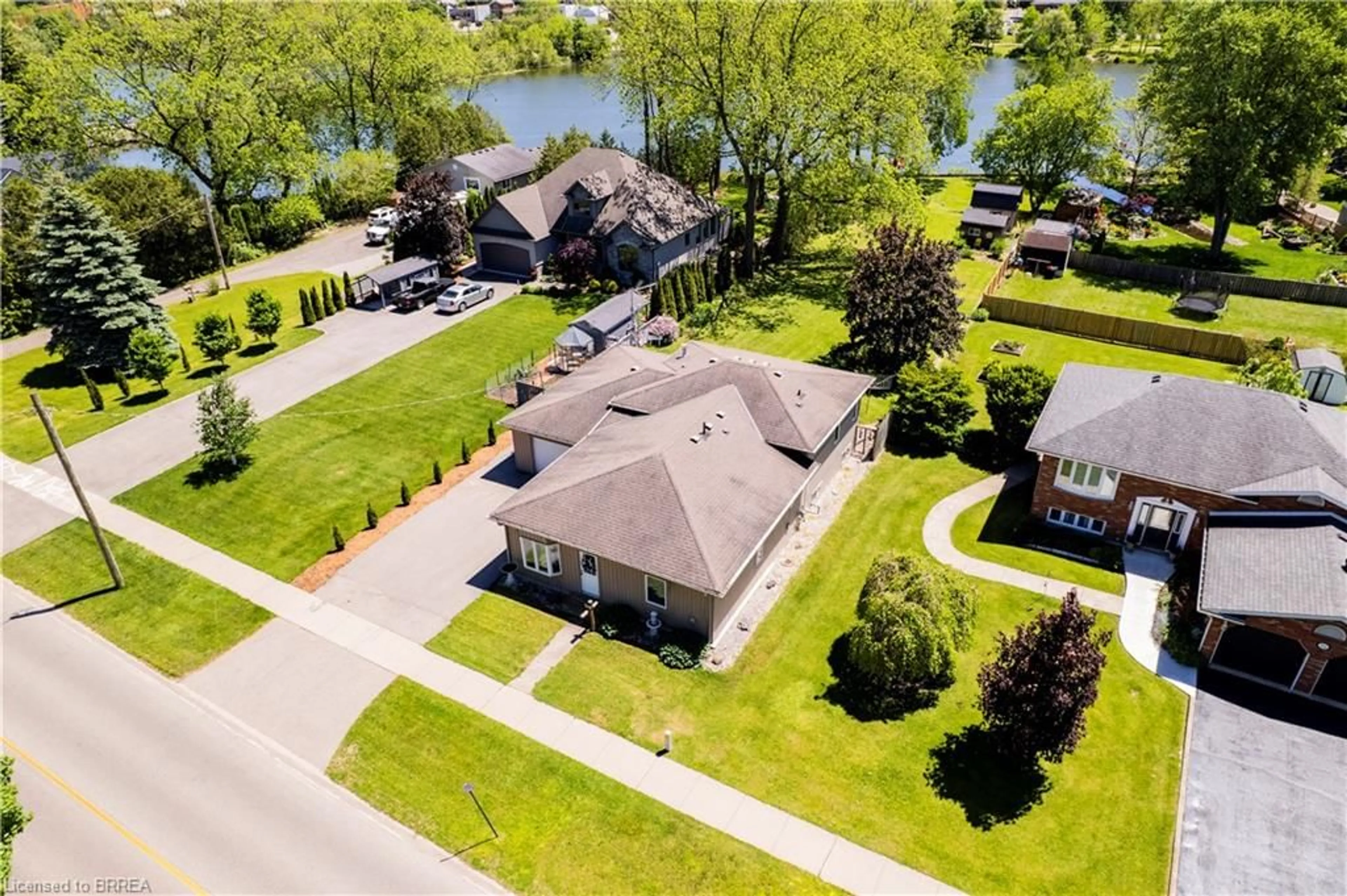 A pic from outside/outdoor area/front of a property/back of a property/a pic from drone, water/lake/river/ocean view for 100 Mechanic St, Waterford Ontario N0E 1Y0