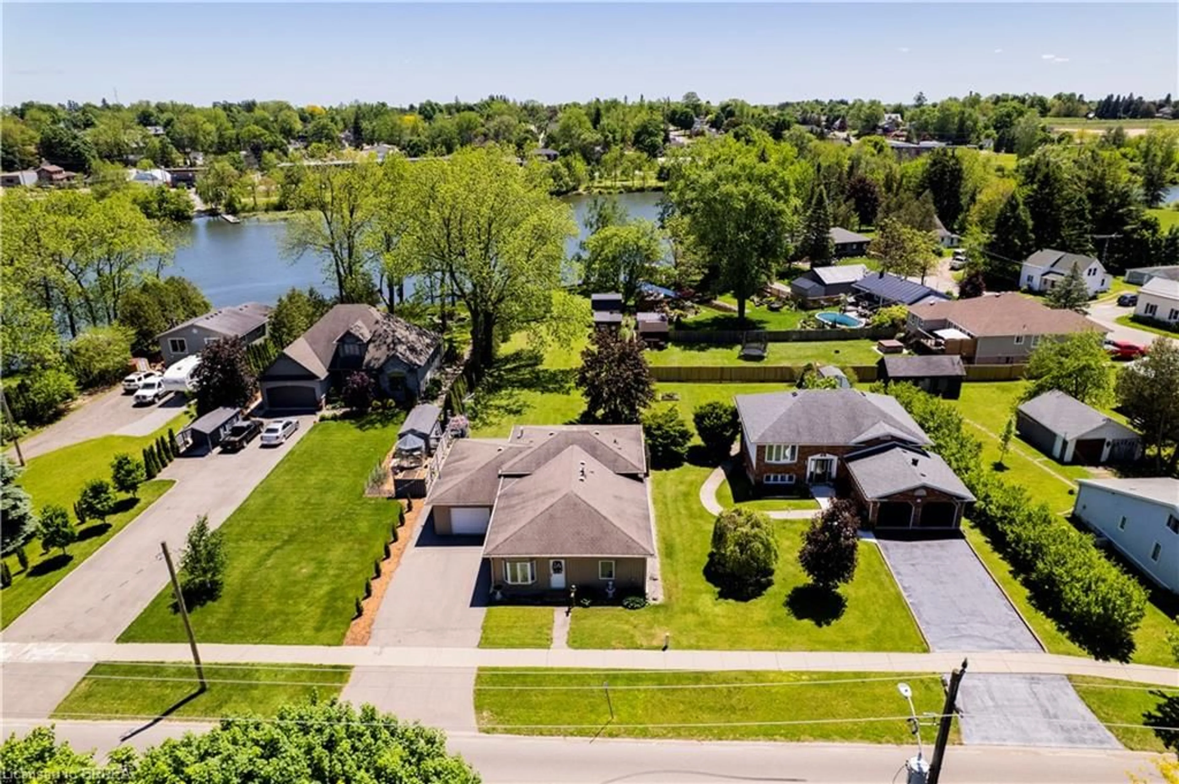 A pic from outside/outdoor area/front of a property/back of a property/a pic from drone, water/lake/river/ocean view for 100 Mechanic St, Waterford Ontario N0E 1Y0