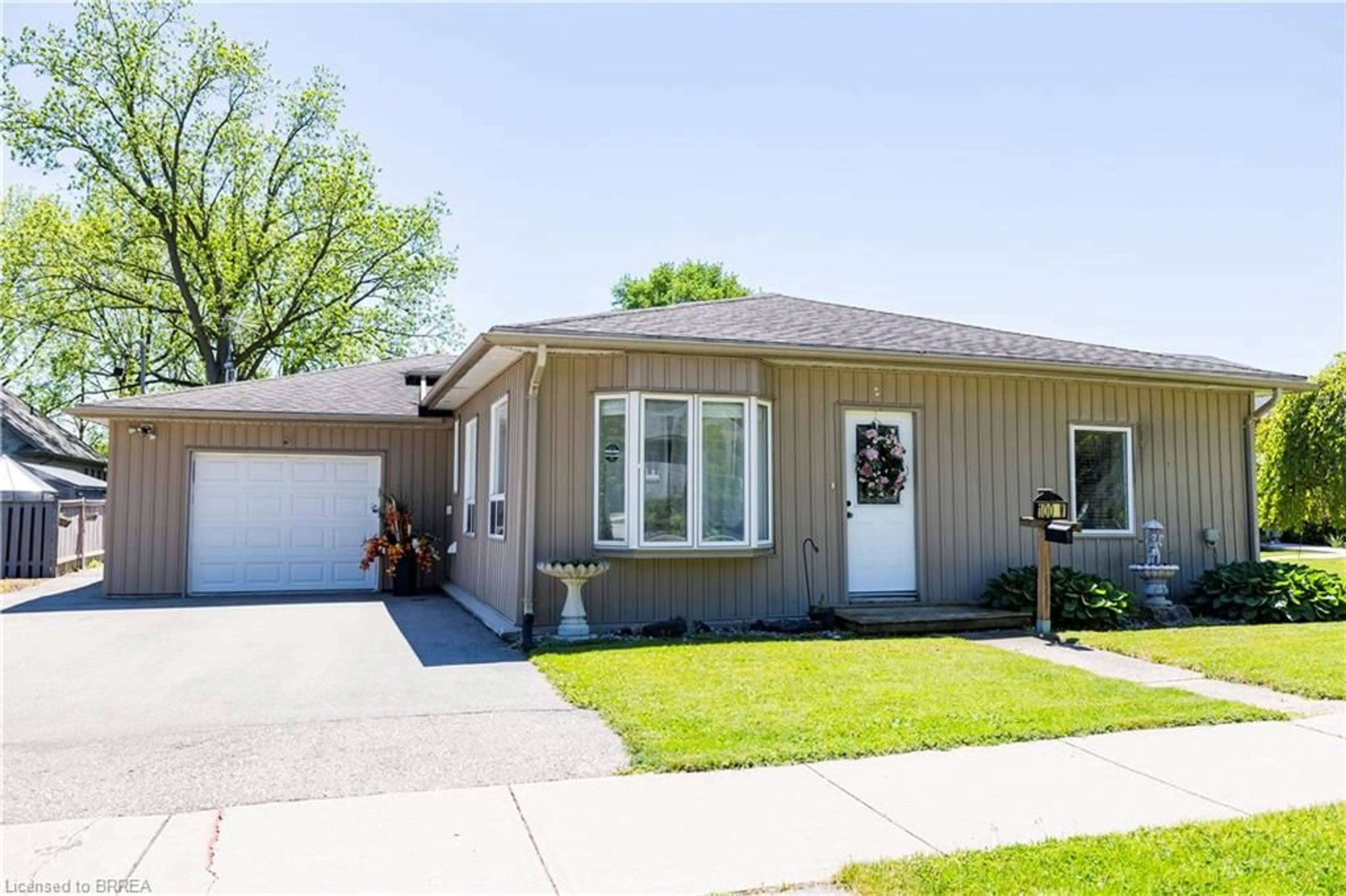 Home with vinyl exterior material, street for 100 Mechanic St, Waterford Ontario N0E 1Y0