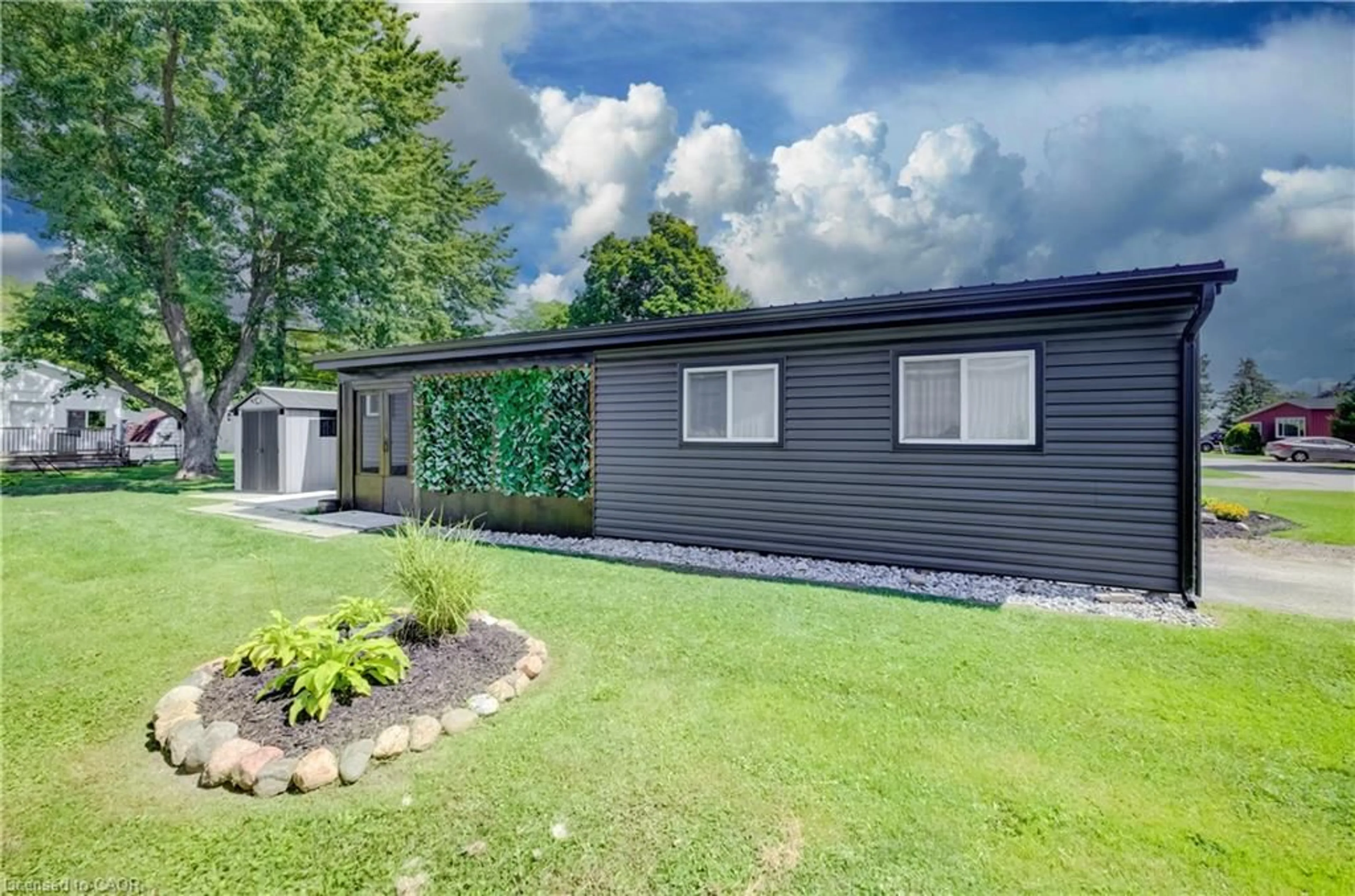 A pic from outside/outdoor area/front of a property/back of a property/a pic from drone, unknown for 164 Birch Street, Crystal Lake Ontario N5A 6S6