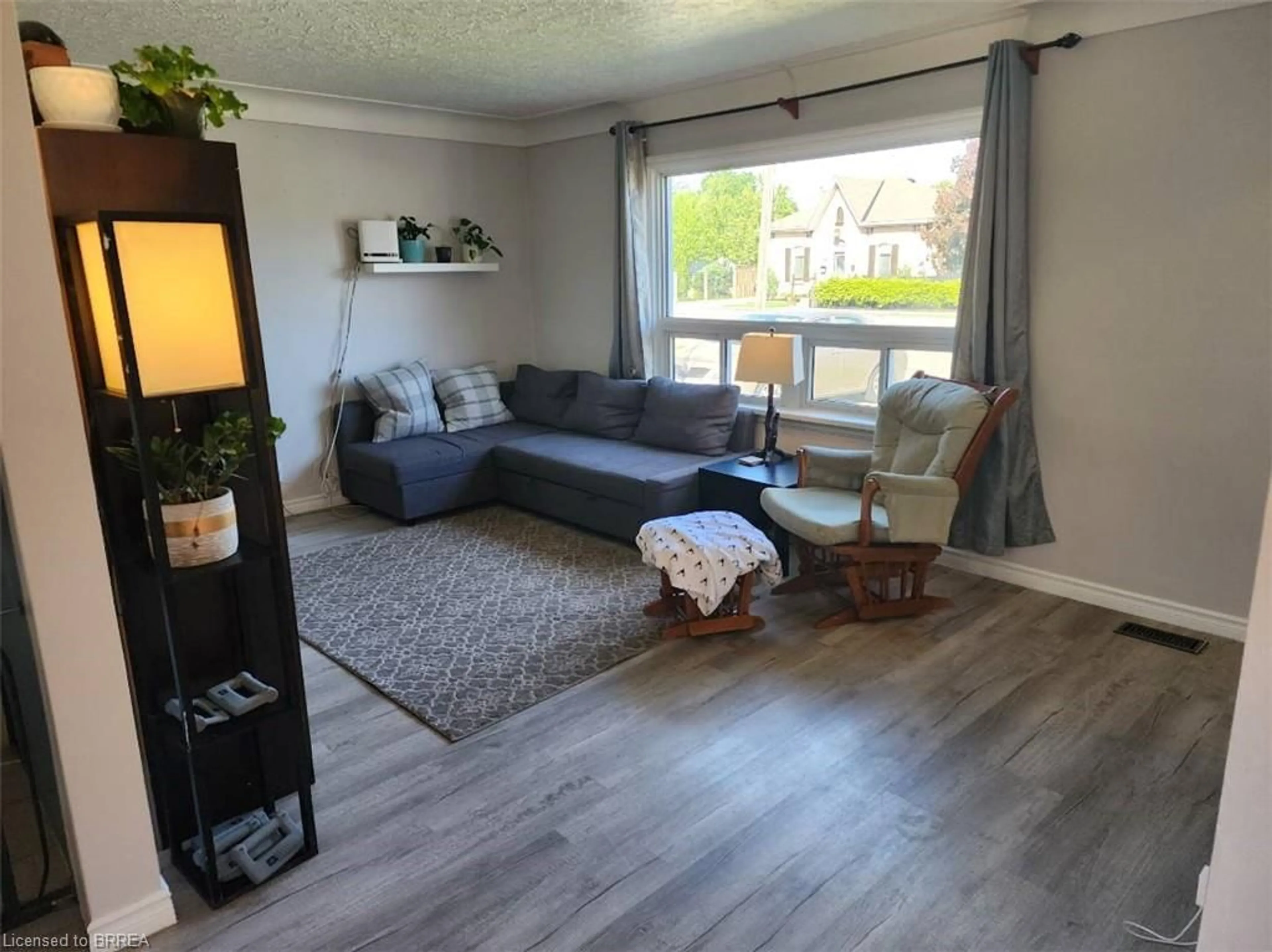 Living room with furniture, wood/laminate floor for 86 North Park St, Brantford Ontario N3R 4K1