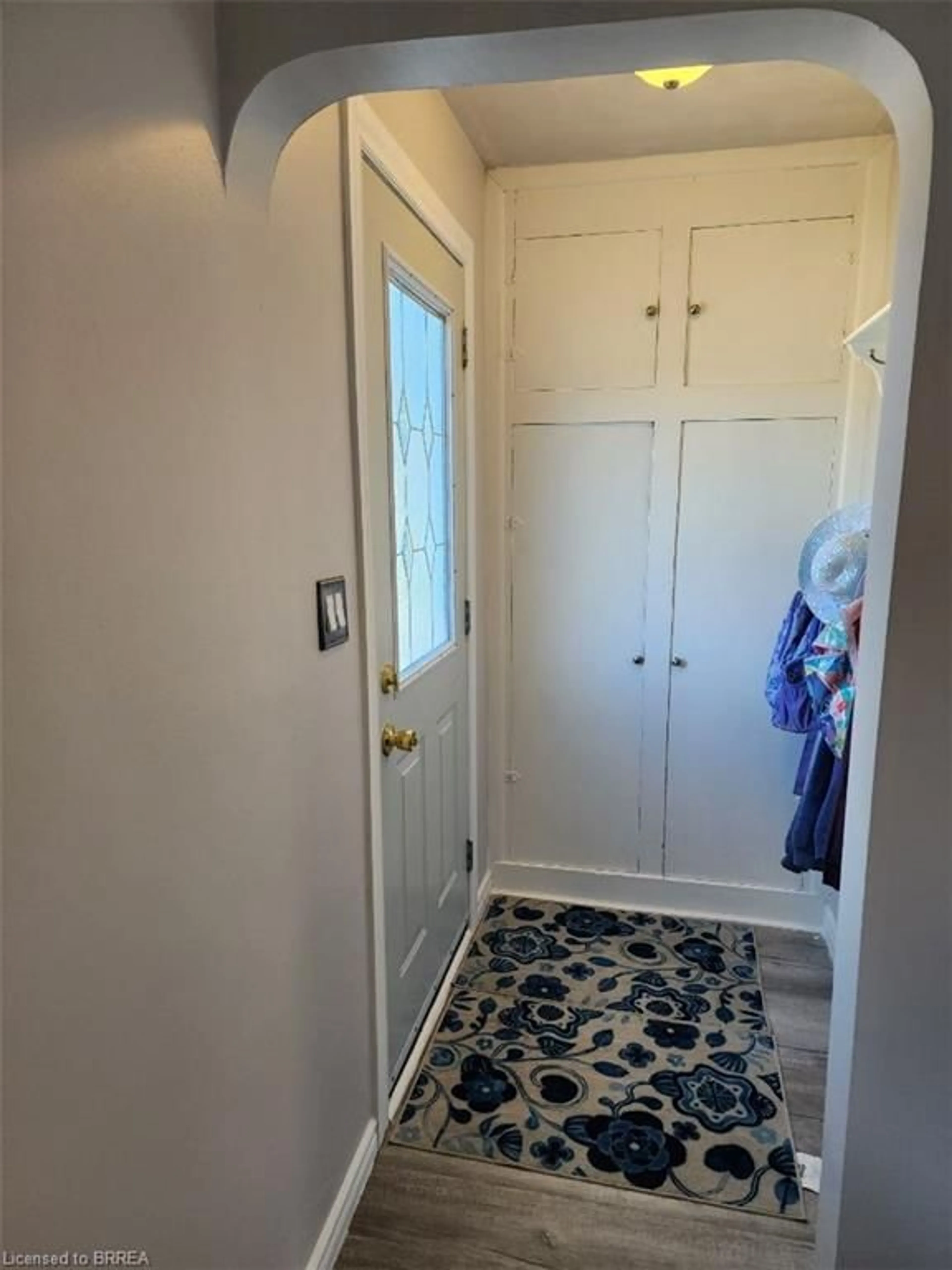 Indoor entryway for 86 North Park St, Brantford Ontario N3R 4K1