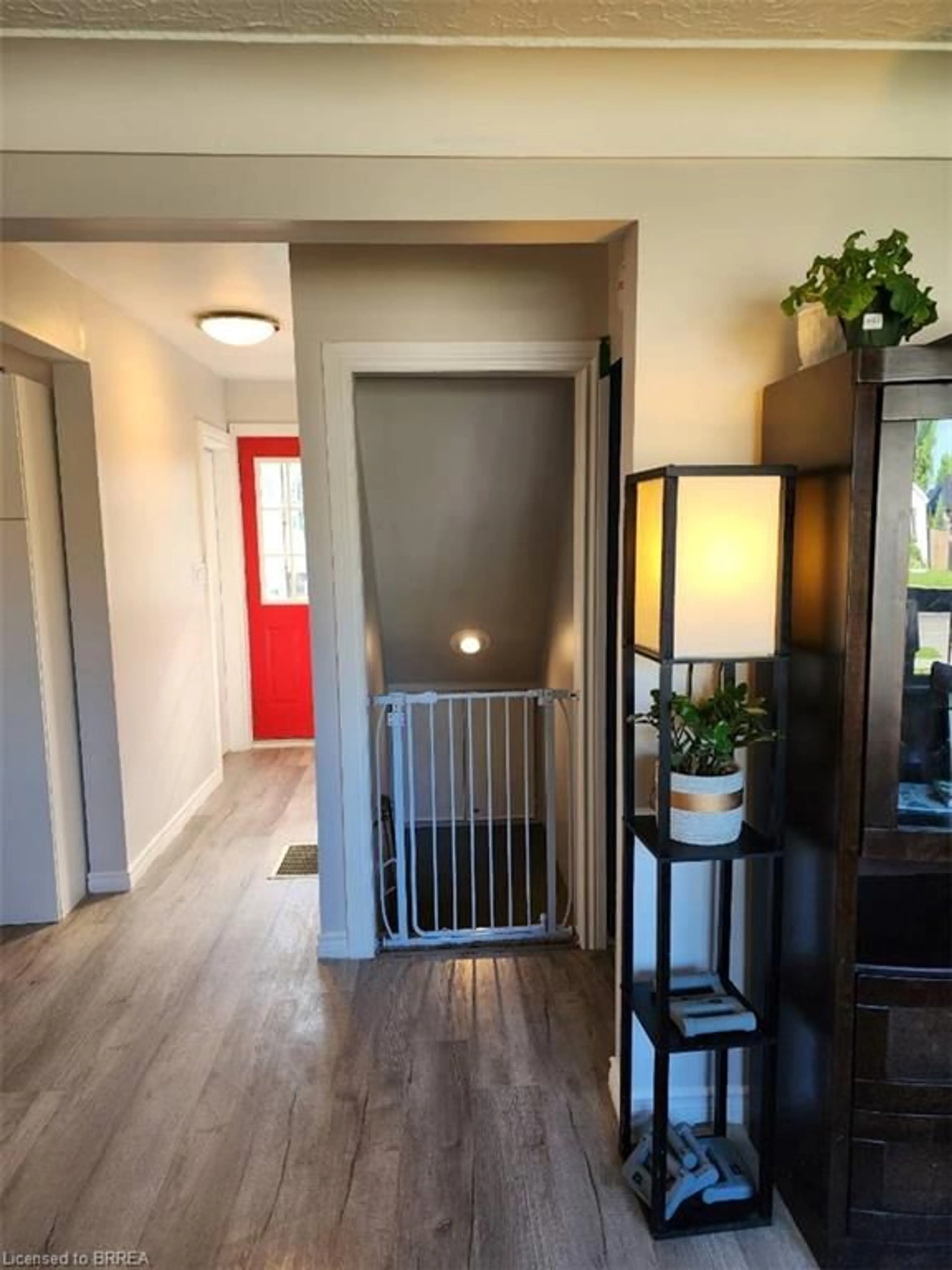 Indoor entryway for 86 North Park St, Brantford Ontario N3R 4K1