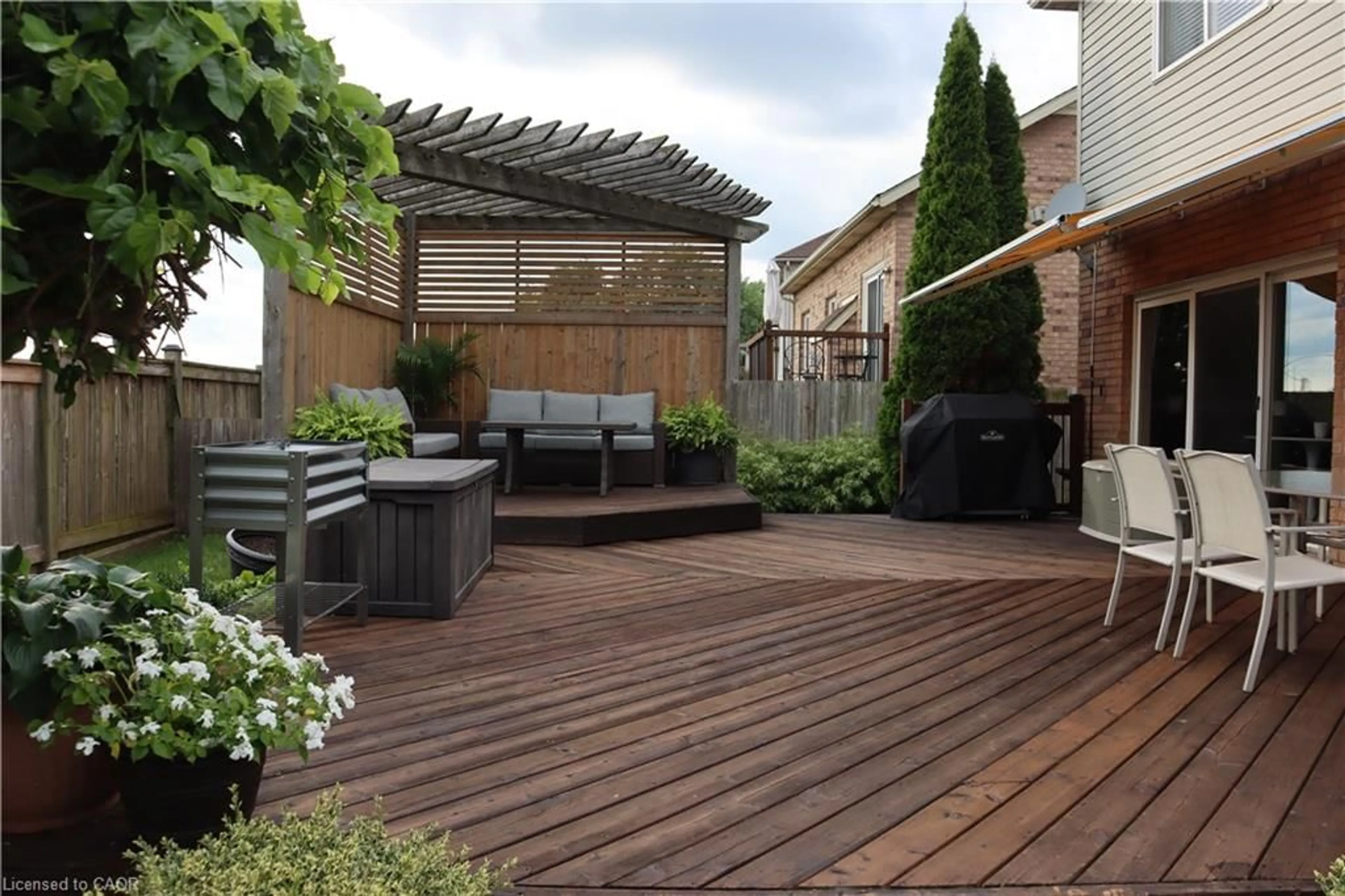 Patio, street for 349 Winterberry Blvd, Thorold Ontario L2V 5E6