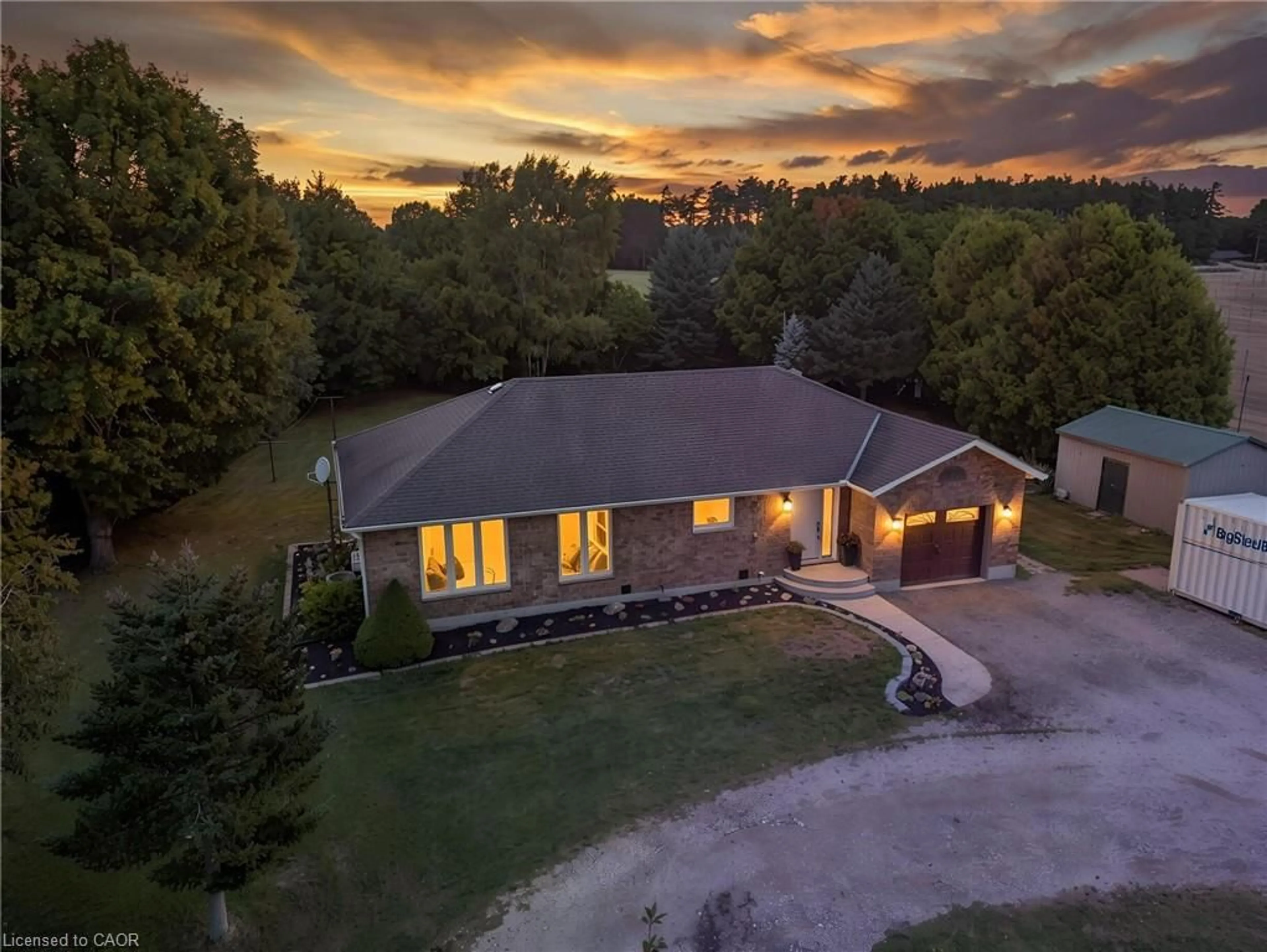 A pic from outside/outdoor area/front of a property/back of a property/a pic from drone, unknown for 553 Norfolk County Road 21, Langton Ontario N0E 1G0