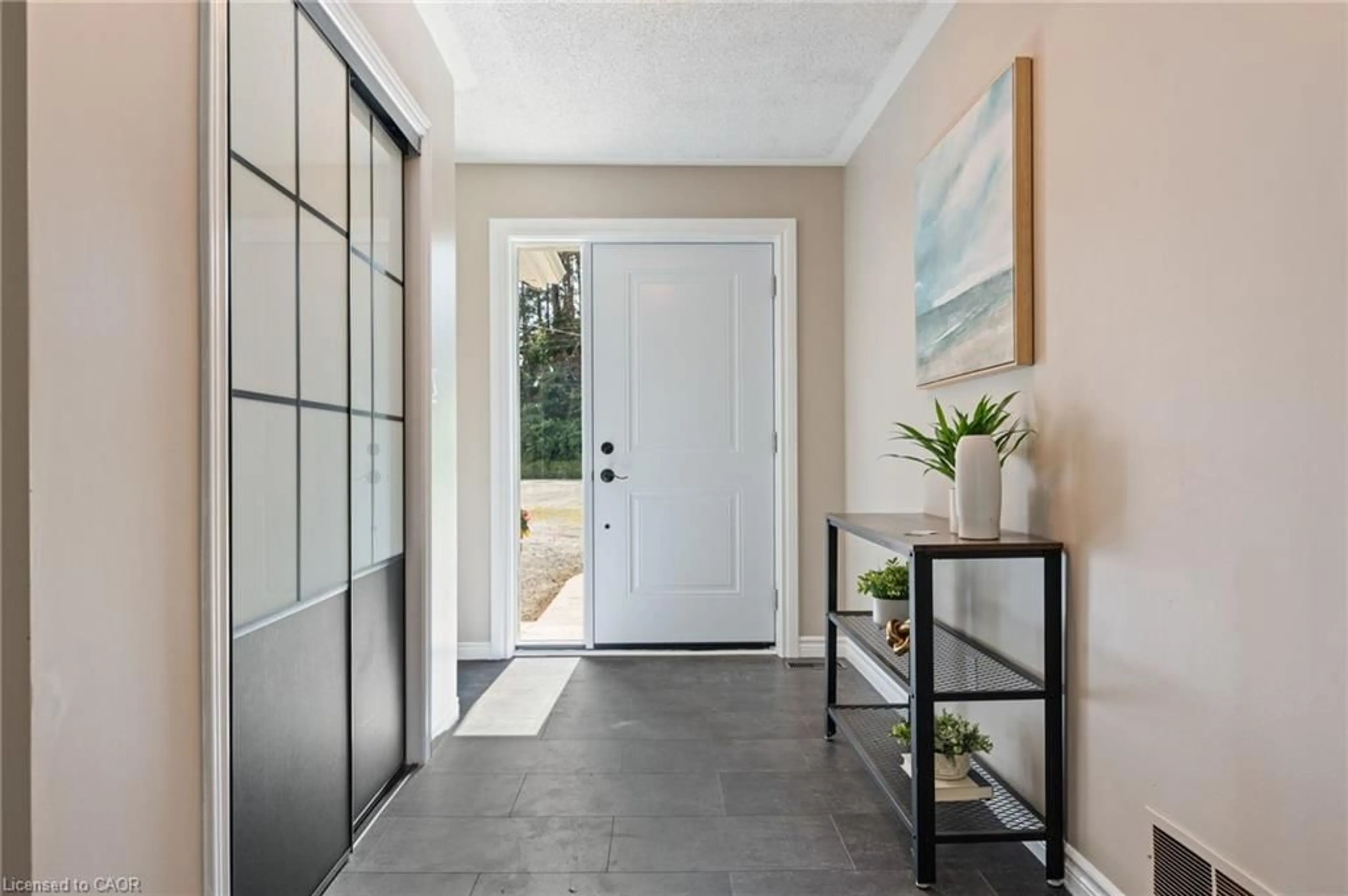 Indoor entryway for 553 Norfolk County Road 21, Langton Ontario N0E 1G0