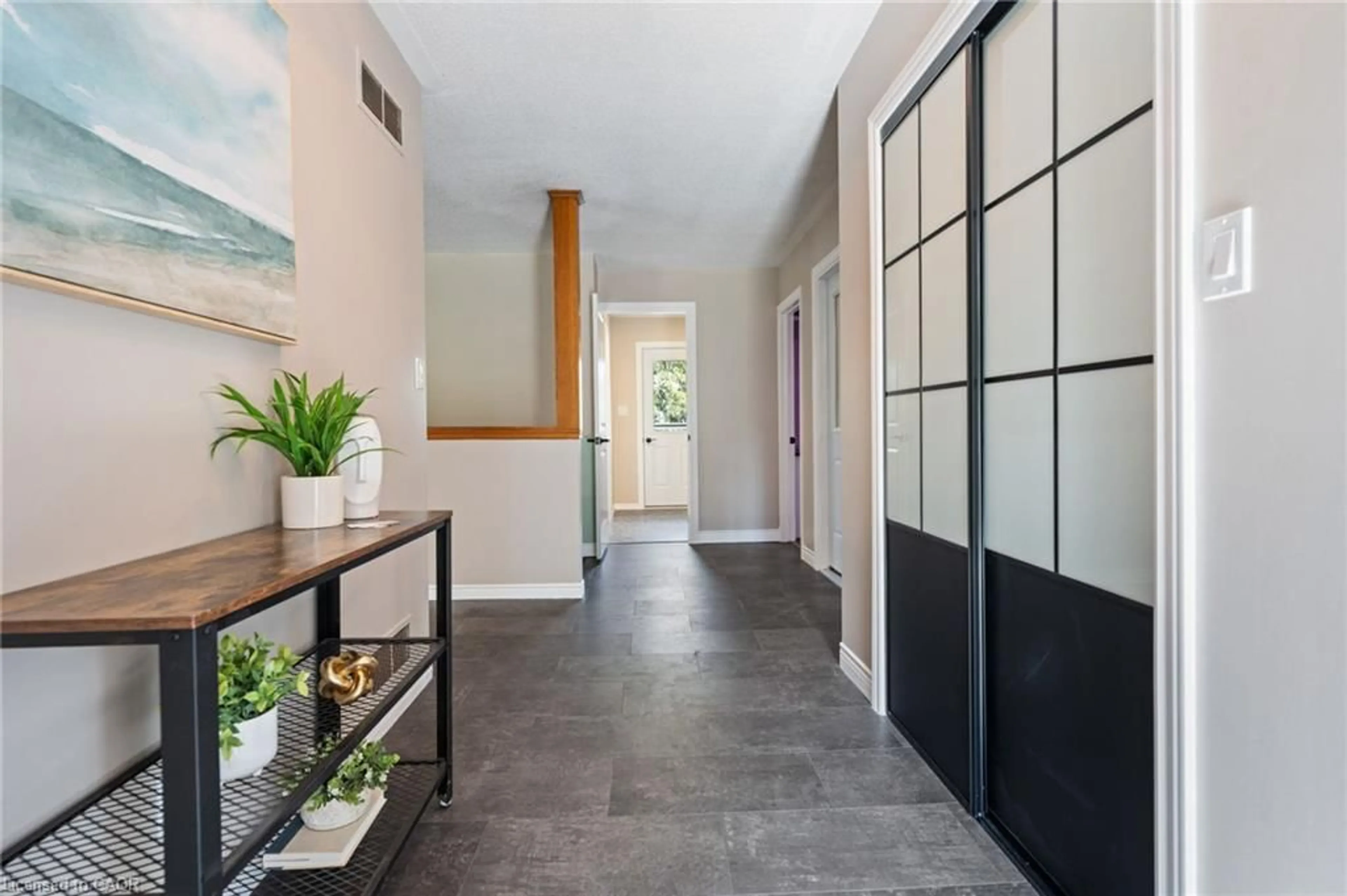 Indoor entryway for 553 Norfolk County Road 21, Langton Ontario N0E 1G0