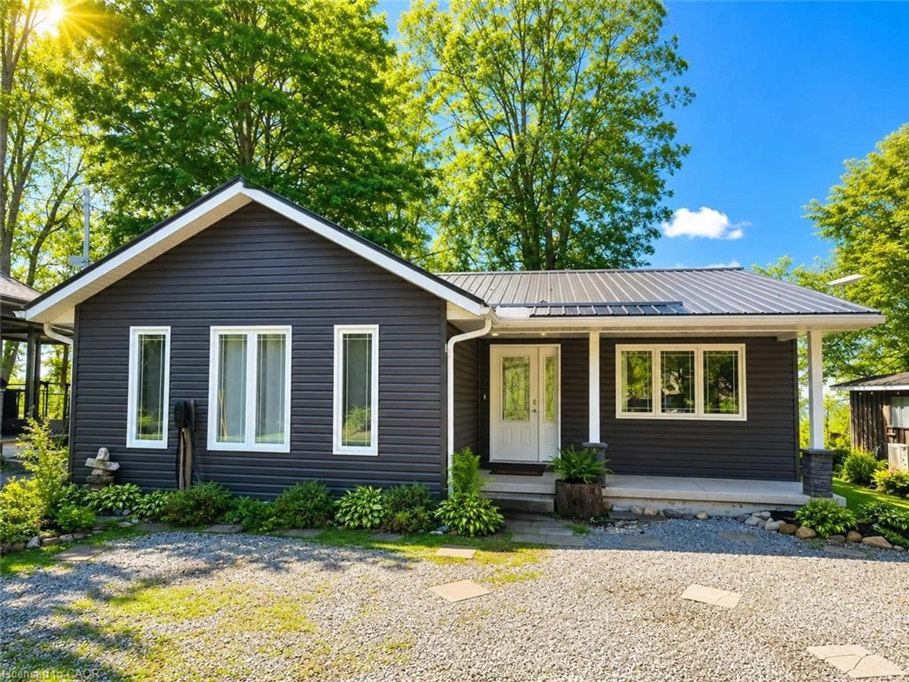 Home with vinyl exterior material, street for 522 Ryerse Blvd, Simcoe Ontario N3Y 4K2