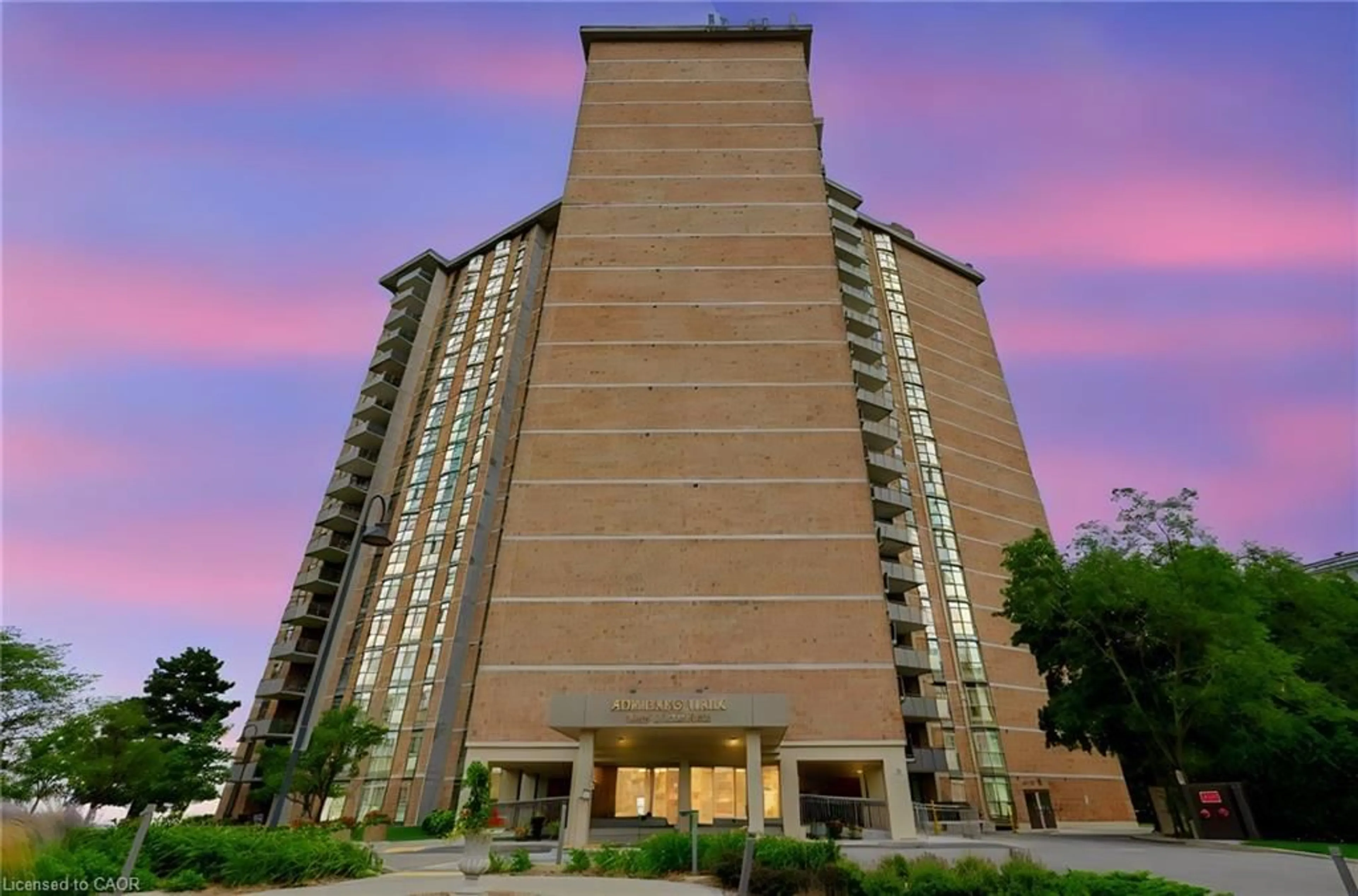 Indoor foyer for 5250 Lakeshore Rd #1901, Burlington Ontario L7L 5L2