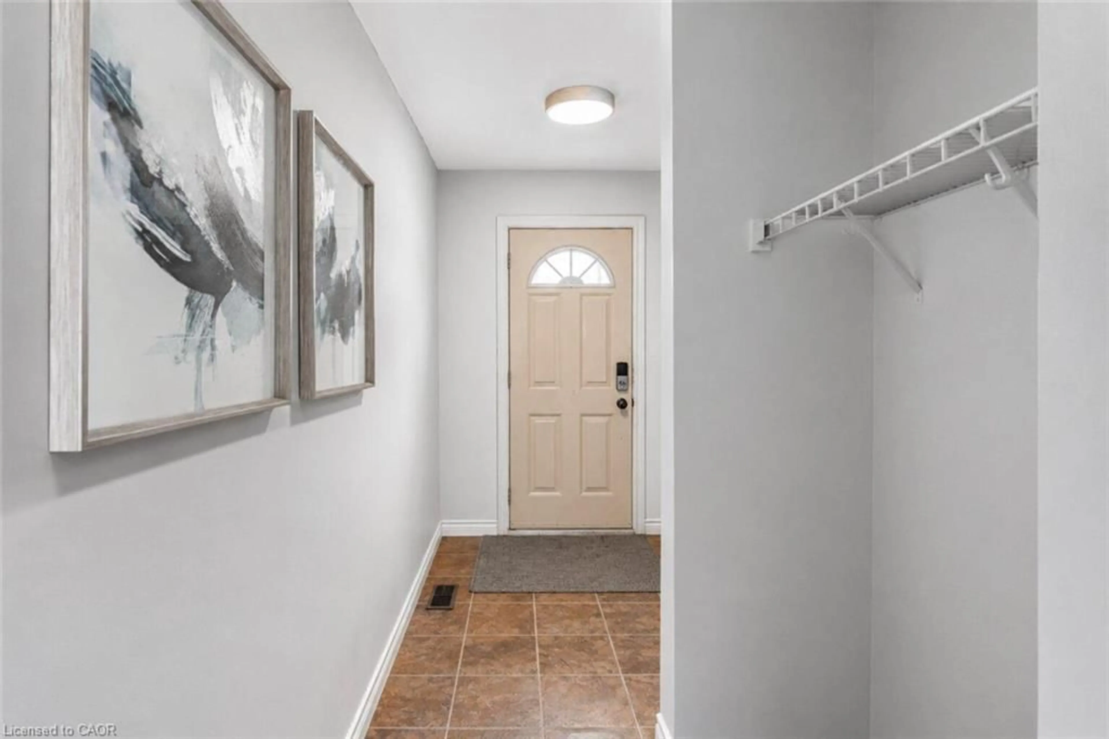 Indoor entryway for 899 Stone Church Rd #1, Hamilton Ontario L8W 1B2
