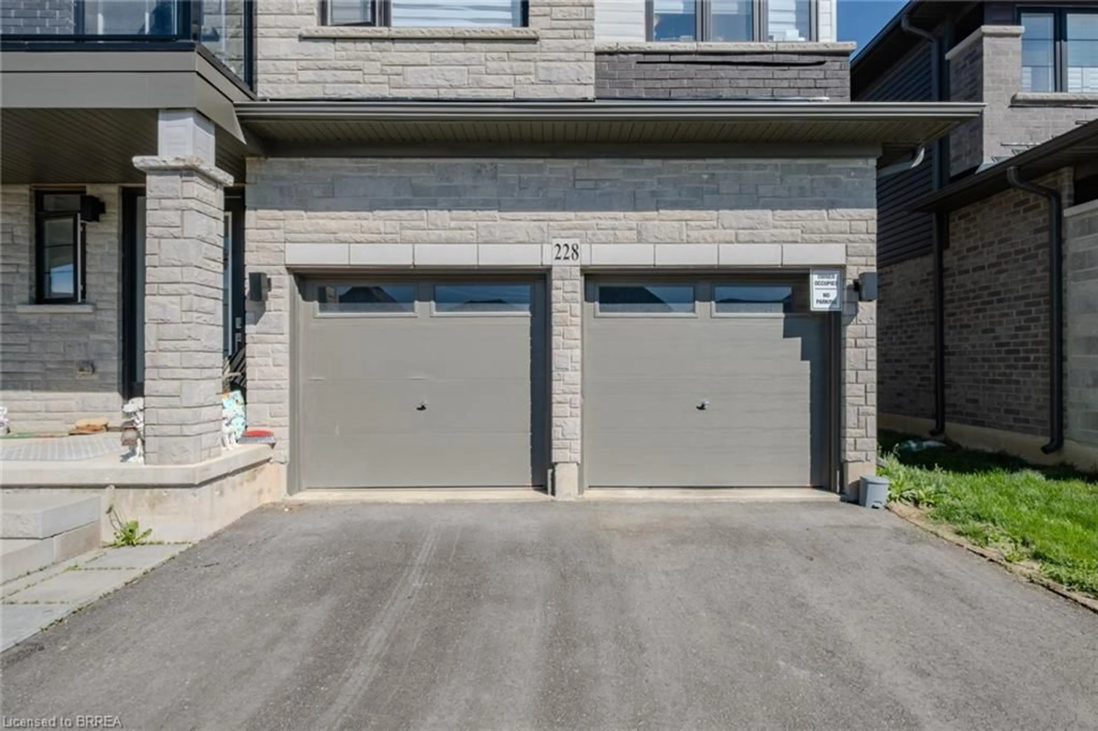 Indoor garage for 228 Longboat Run, Brantford Ontario N3T 0X1