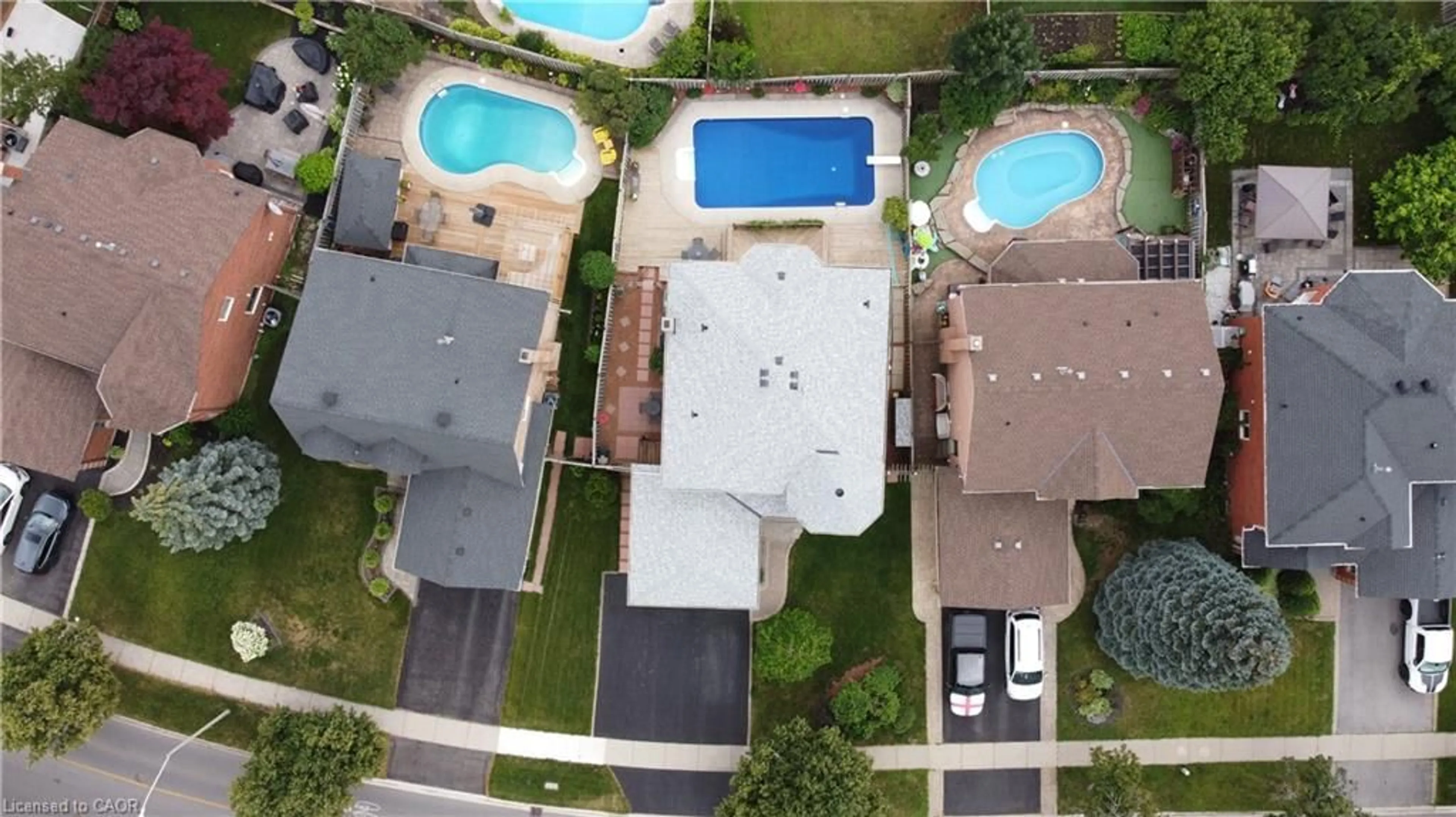 A pic from outside/outdoor area/front of a property/back of a property/a pic from drone, unknown for 17 Eaton St, Georgetown Ontario L7G 5L4