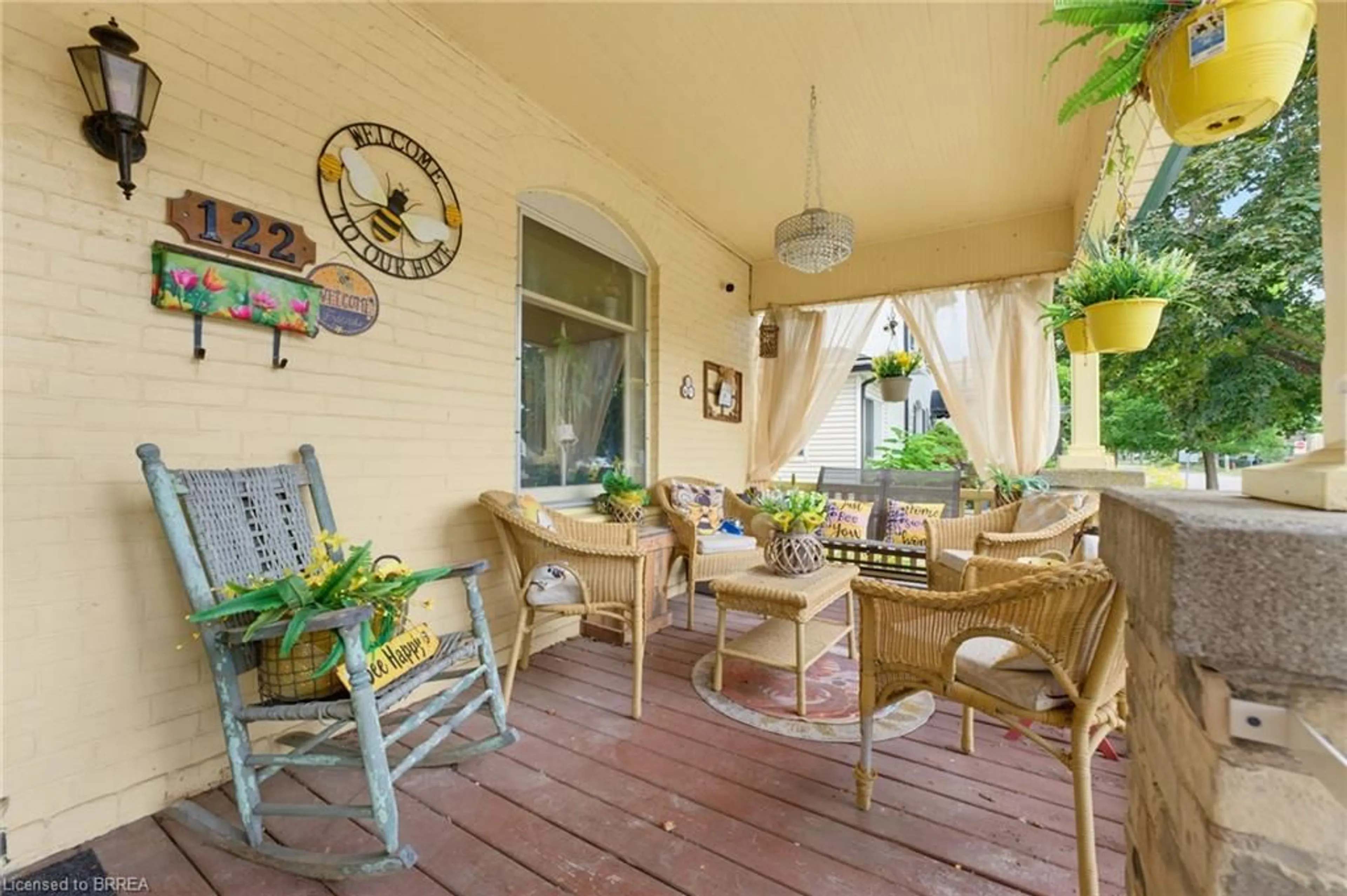 Patio, street for 122 William St, Brantford Ontario N3T 3L1