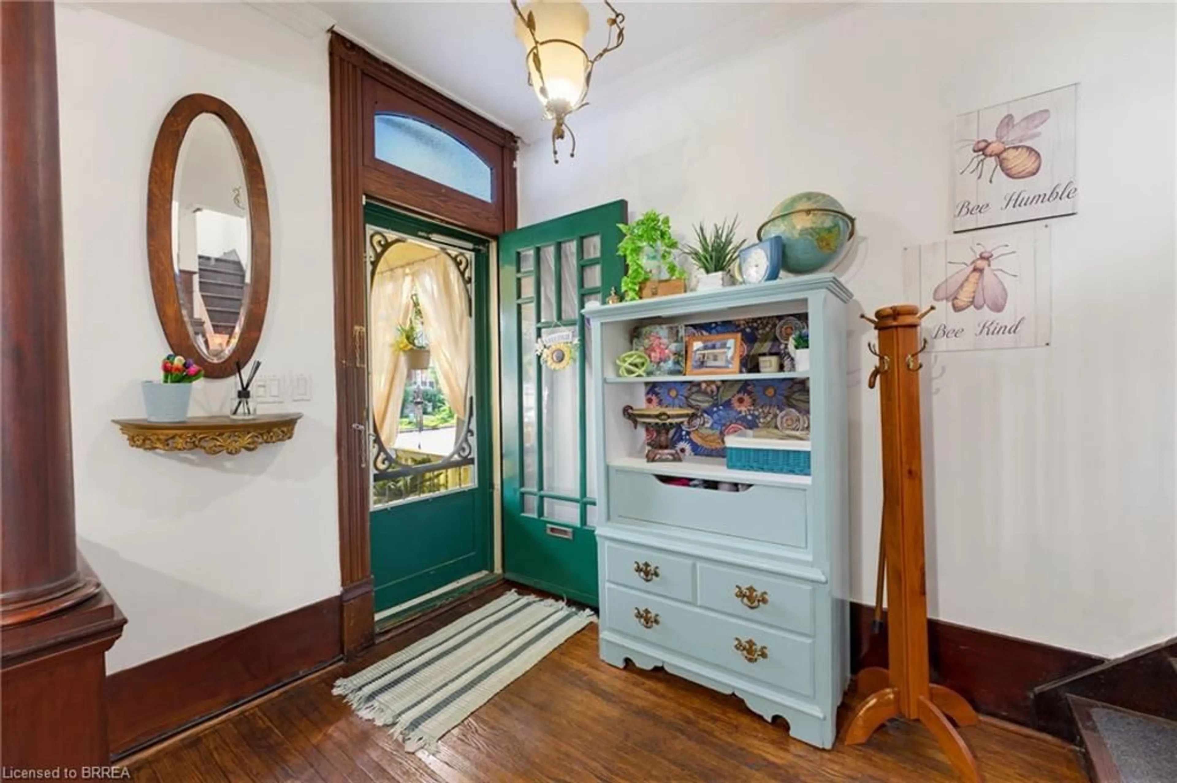 Indoor entryway for 122 William St, Brantford Ontario N3T 3L1