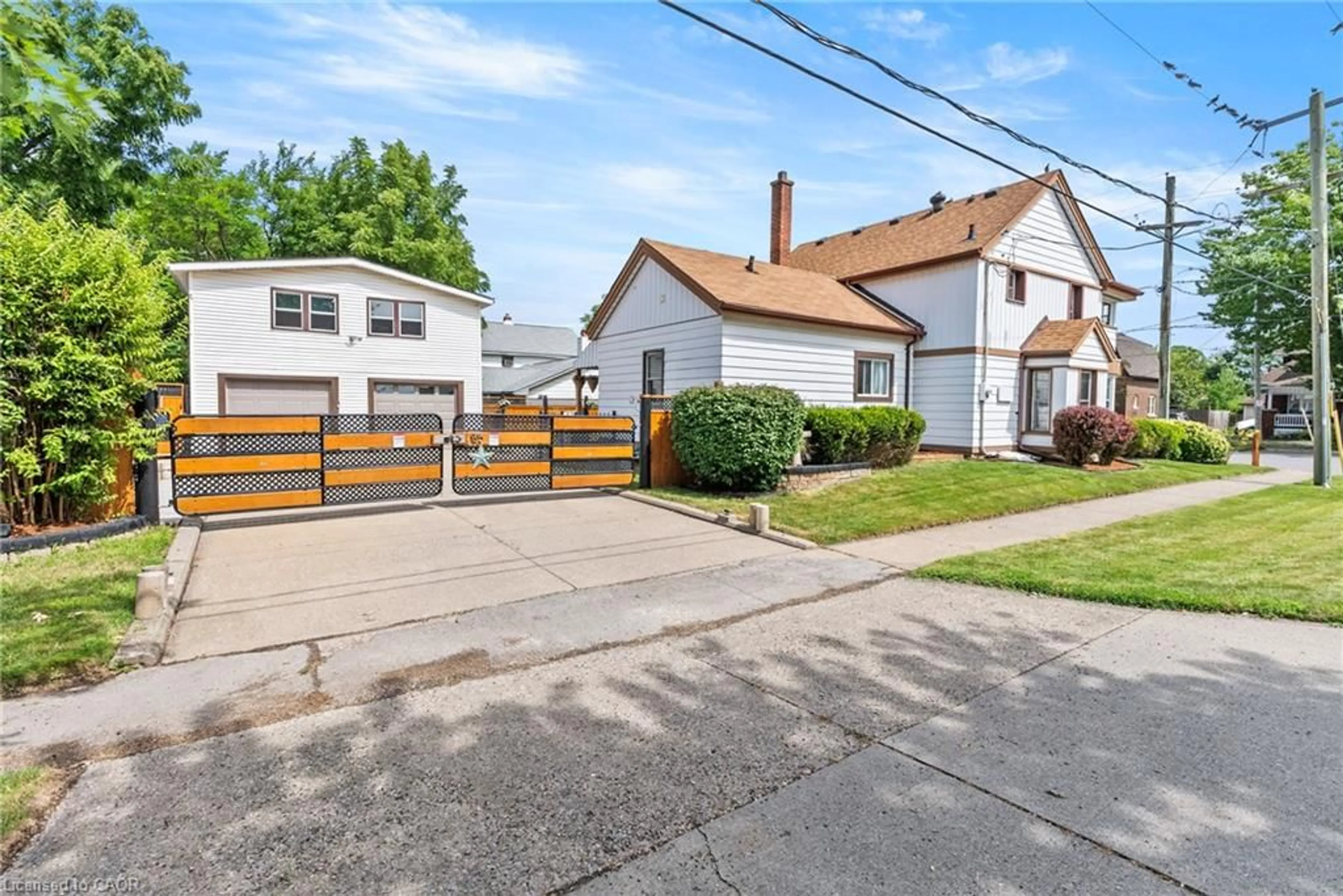 A pic from outside/outdoor area/front of a property/back of a property/a pic from drone, street for 85 Pine St, Thorold Ontario L2V 3L8