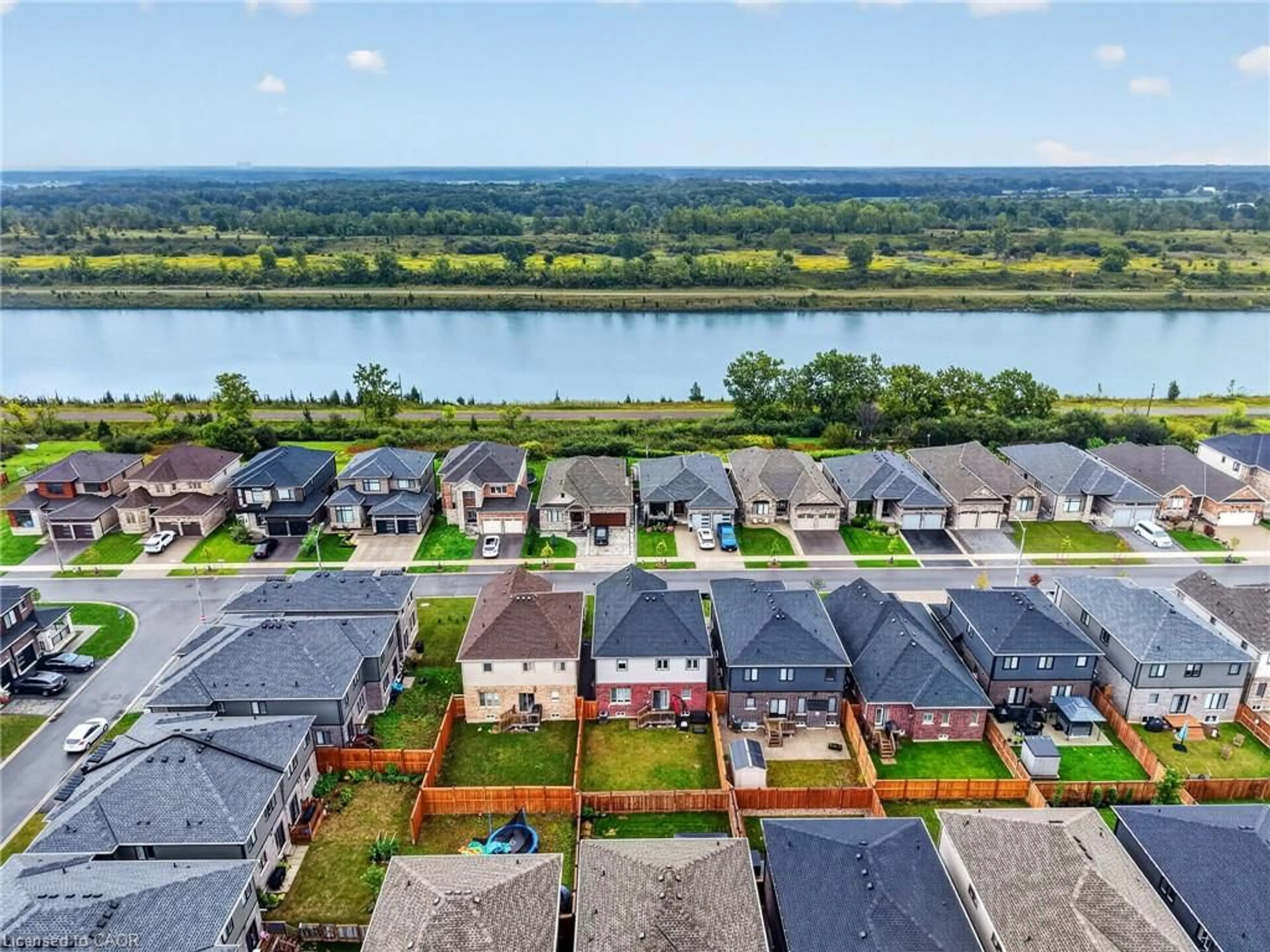 A pic from outside/outdoor area/front of a property/back of a property/a pic from drone, water/lake/river/ocean view for 205 Shoreview Dr, Welland Ontario L3B 6H9