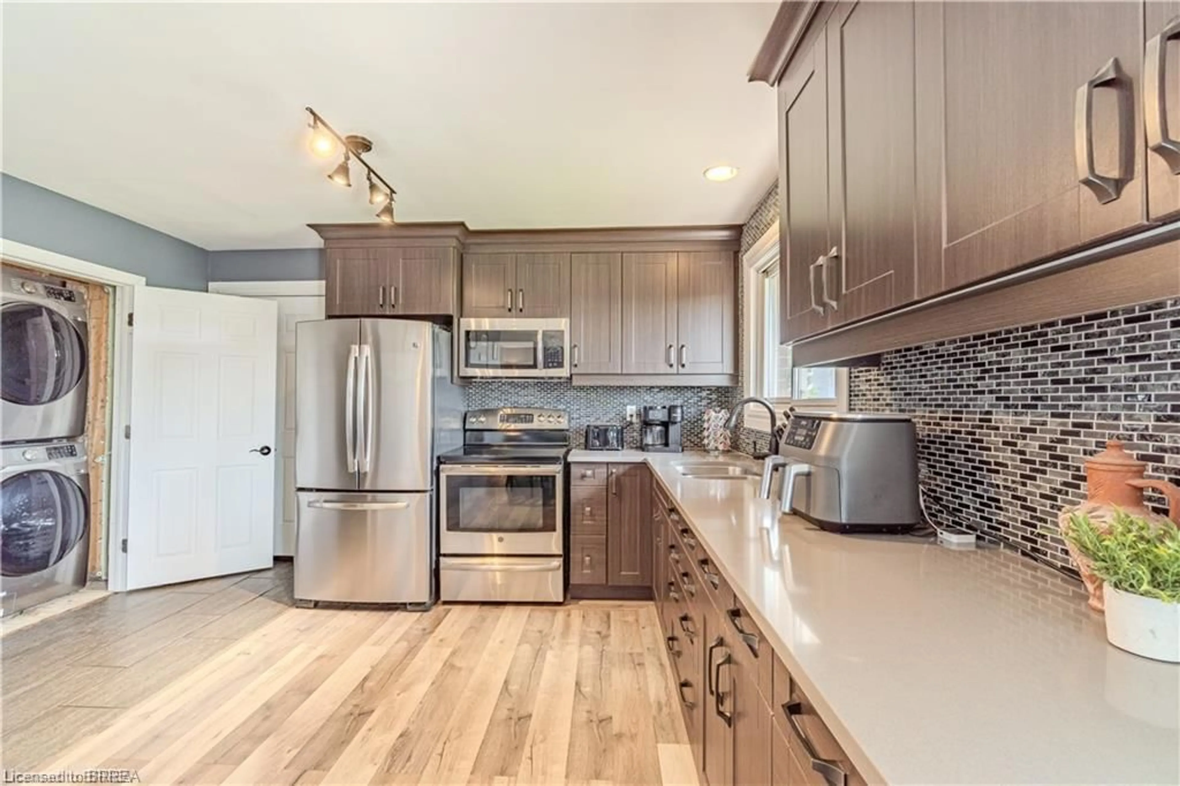 Open concept kitchen, unknown for 591 Governors Rd, Paris Ontario N3L 3E1