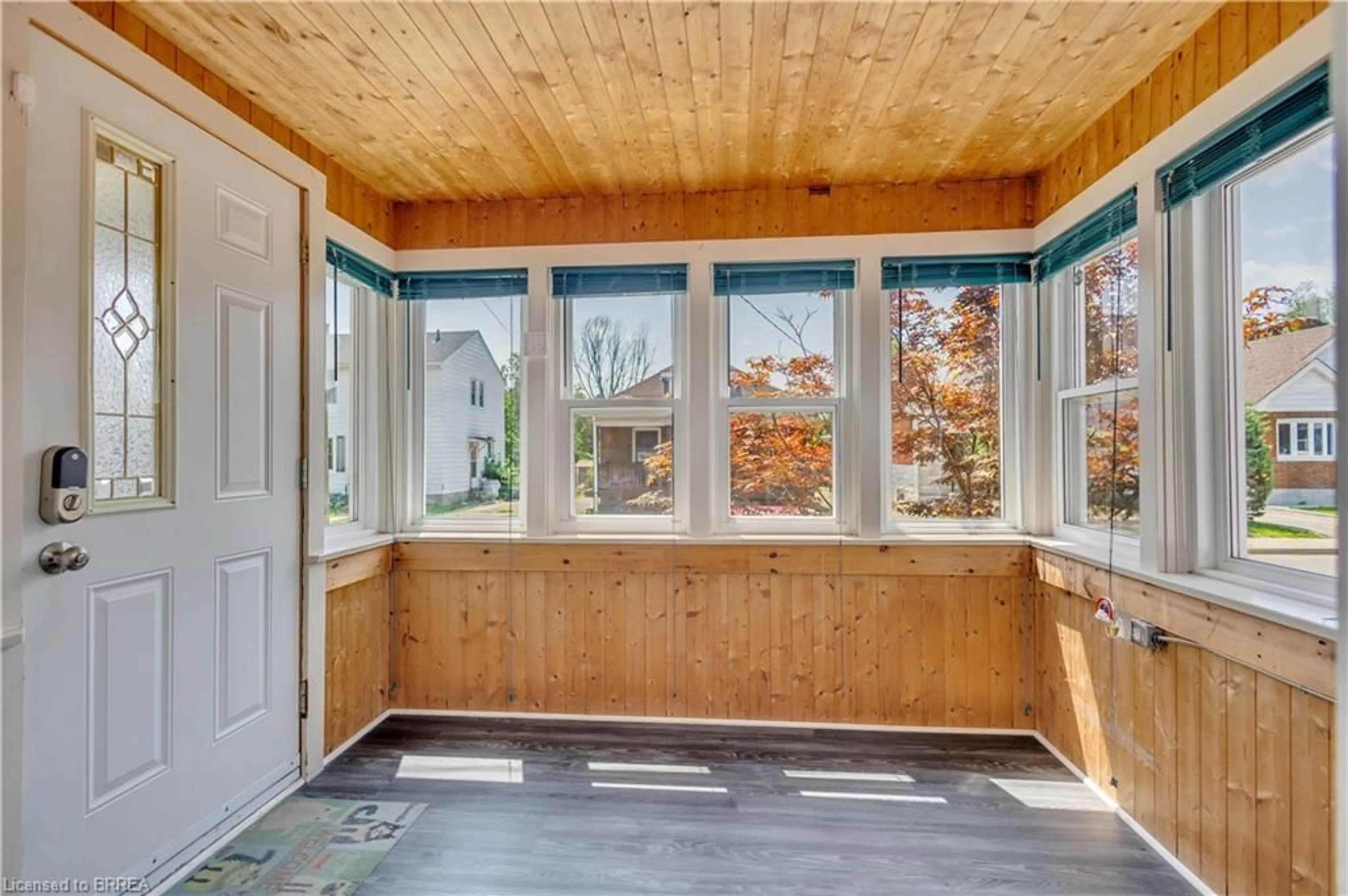 Indoor entryway for 15 Salisbury Ave, Brantford Ontario N3S 1M6