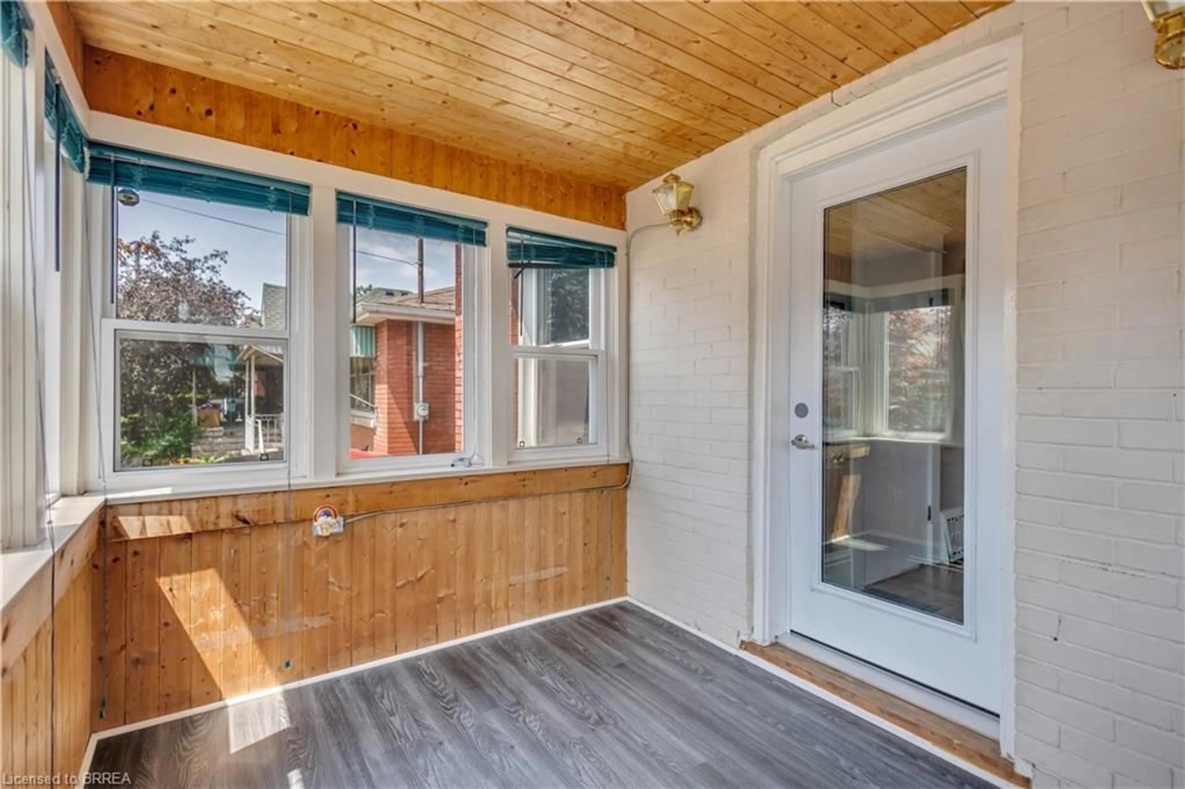Indoor entryway for 15 Salisbury Ave, Brantford Ontario N3S 1M6