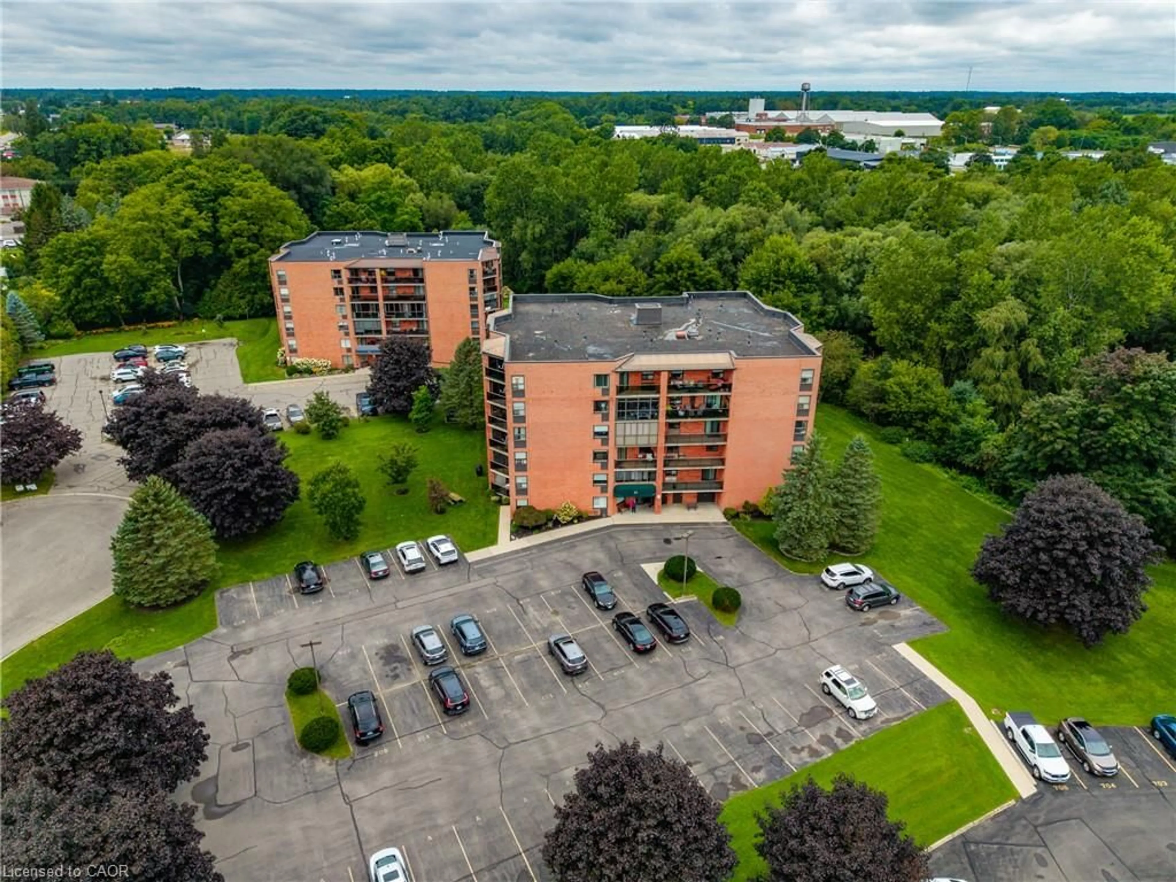 A pic from outside/outdoor area/front of a property/back of a property/a pic from drone, building for 11 Mill Pond Crt #506, Simcoe Ontario N3Y 5J5