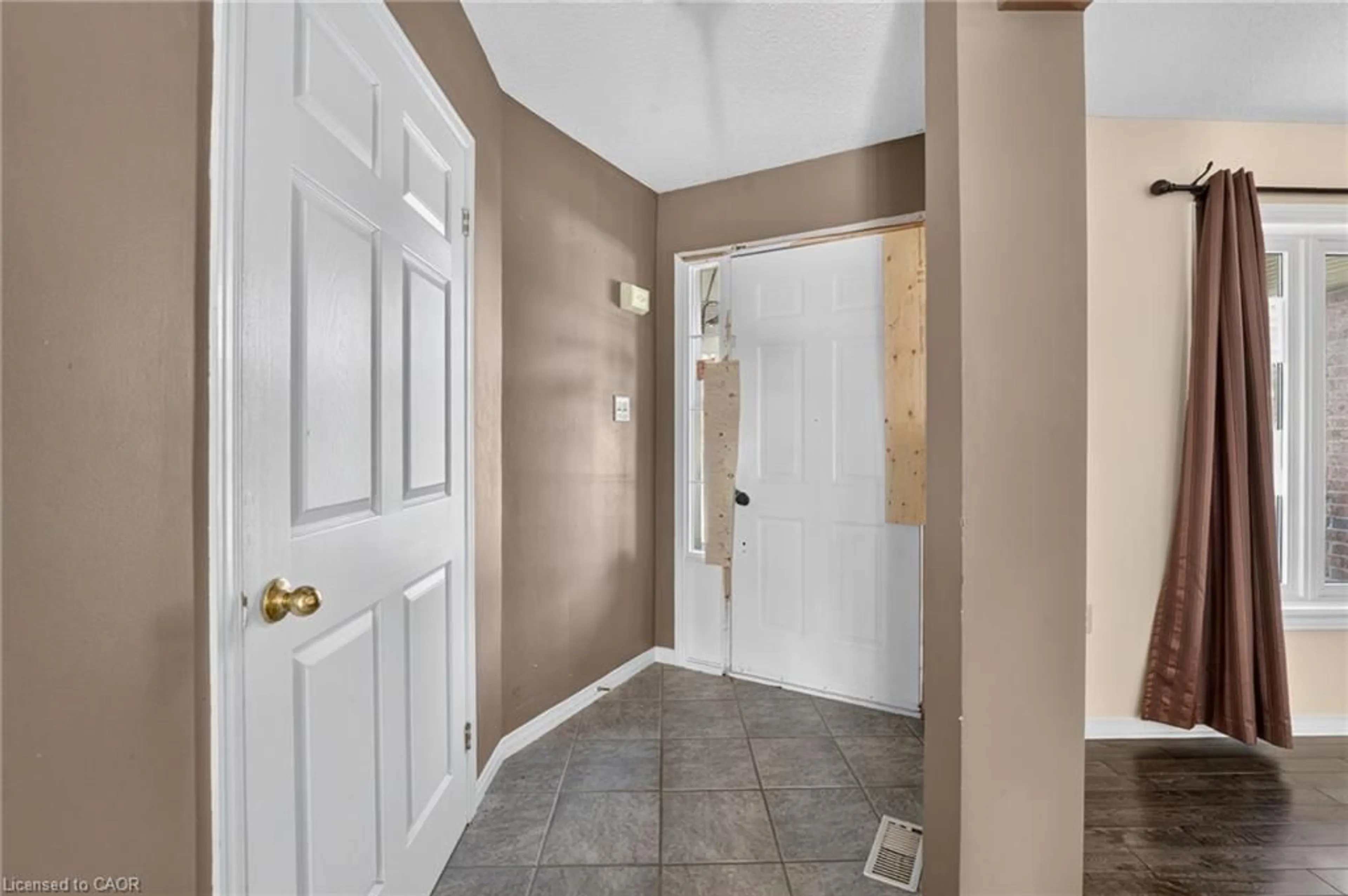 Indoor entryway for 1501 Upper Sherman Ave, Hamilton Ontario L8W 0B9