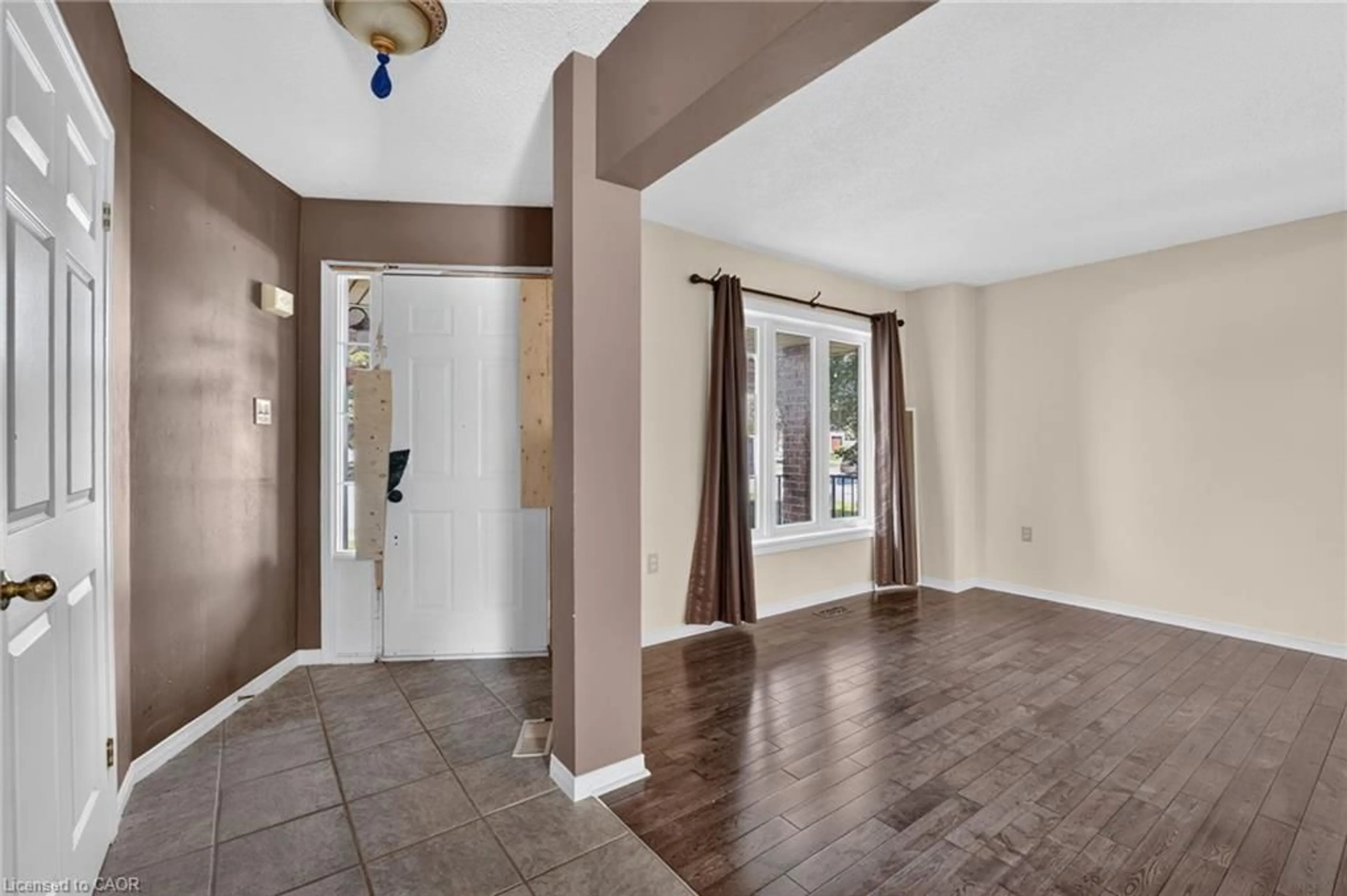 Indoor entryway for 1501 Upper Sherman Ave, Hamilton Ontario L8W 0B9