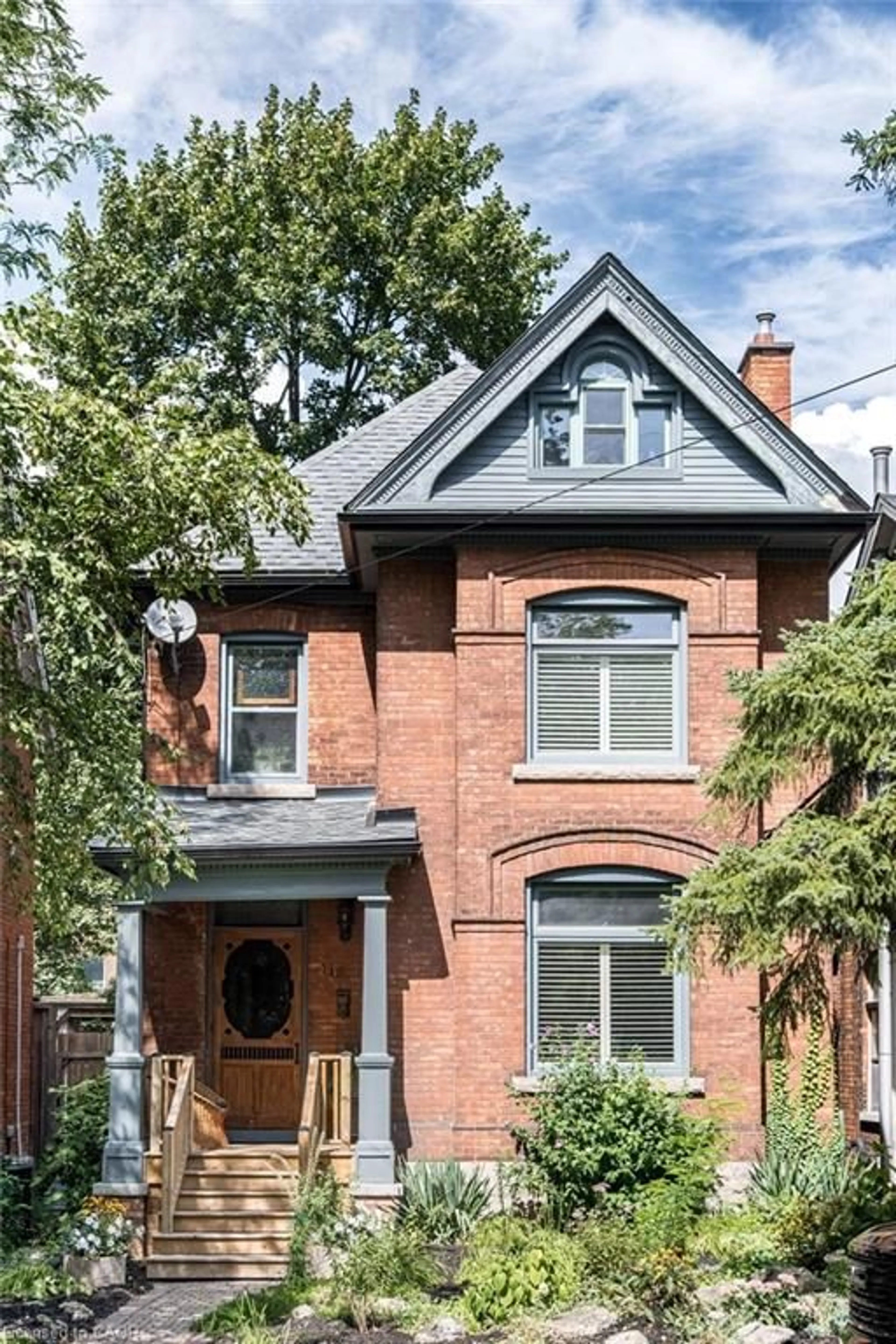 Home with brick exterior material, street for 118 Markland St, Hamilton Ontario L8P 2K1