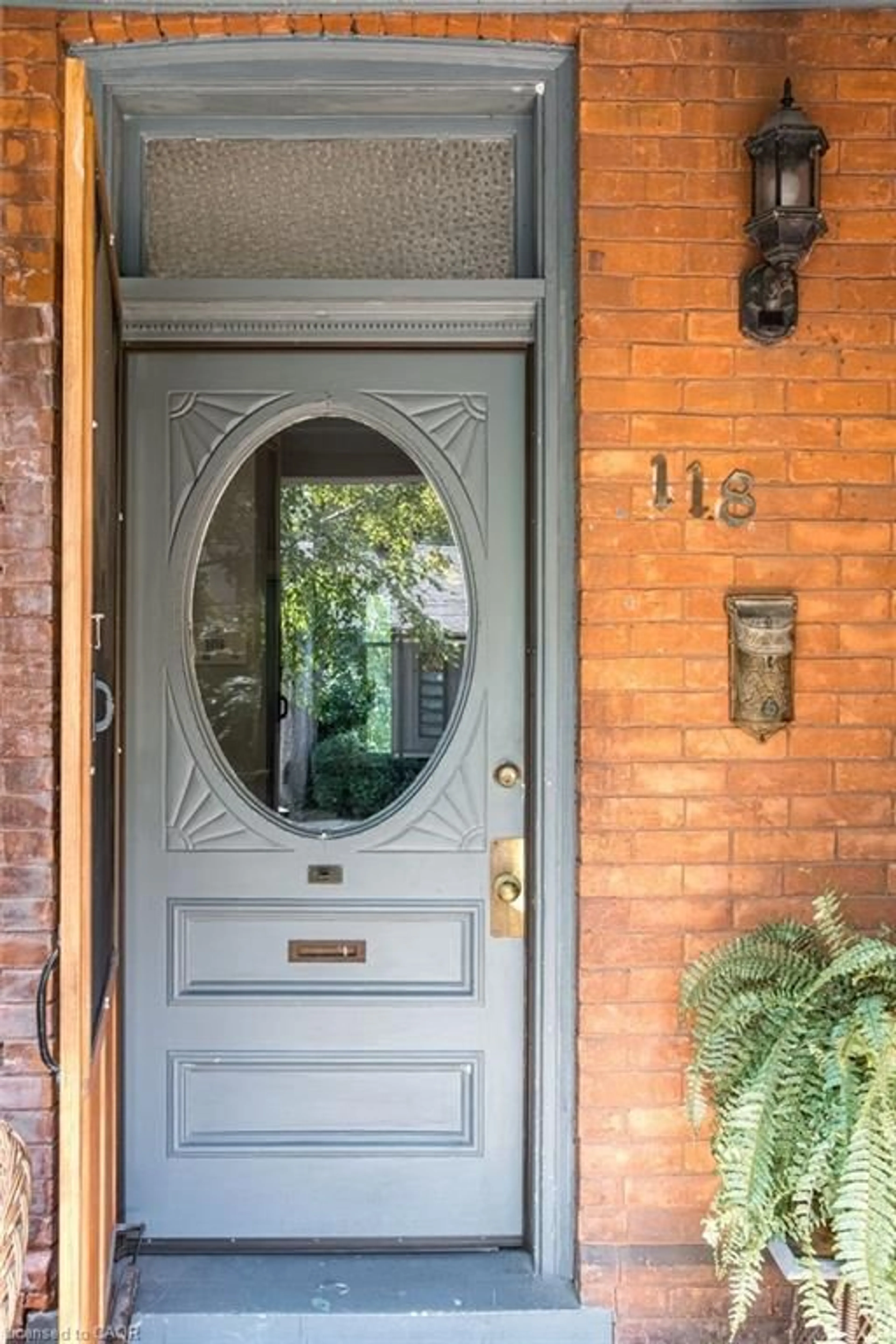 Indoor entryway for 118 Markland St, Hamilton Ontario L8P 2K1