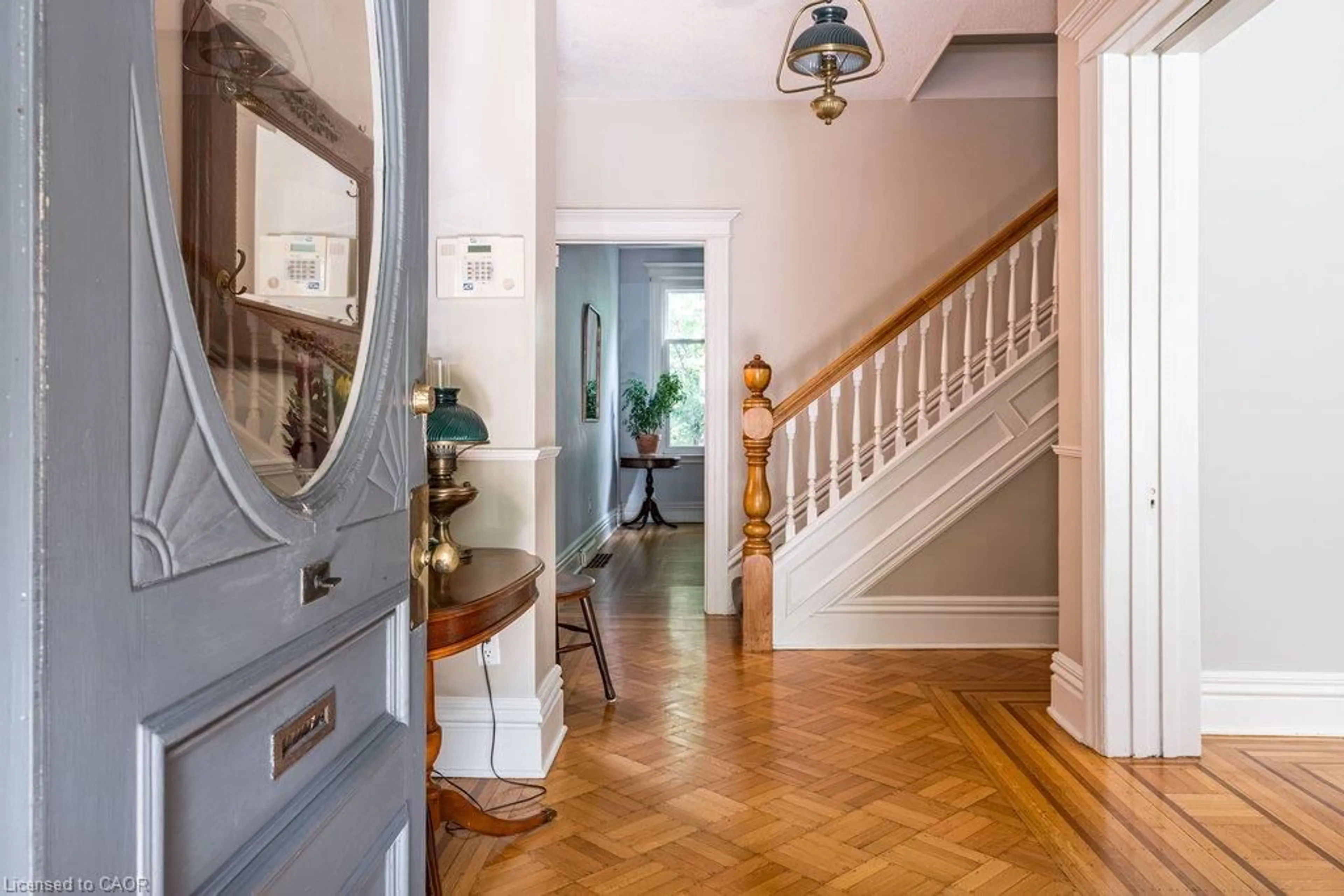 Indoor entryway for 118 Markland St, Hamilton Ontario L8P 2K1