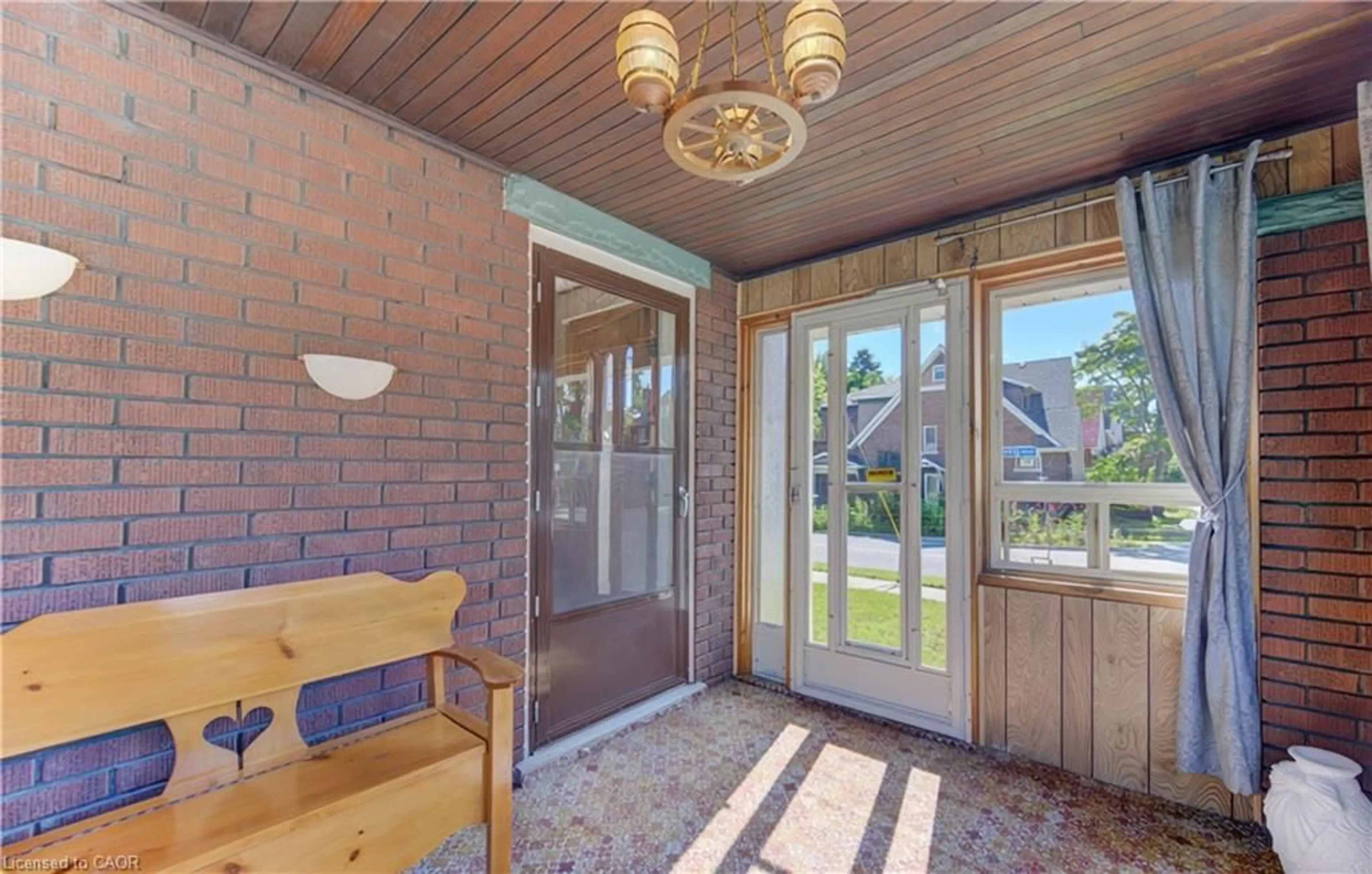 Indoor entryway for 224 Weber St, Kitchener Ontario N2H 1E8