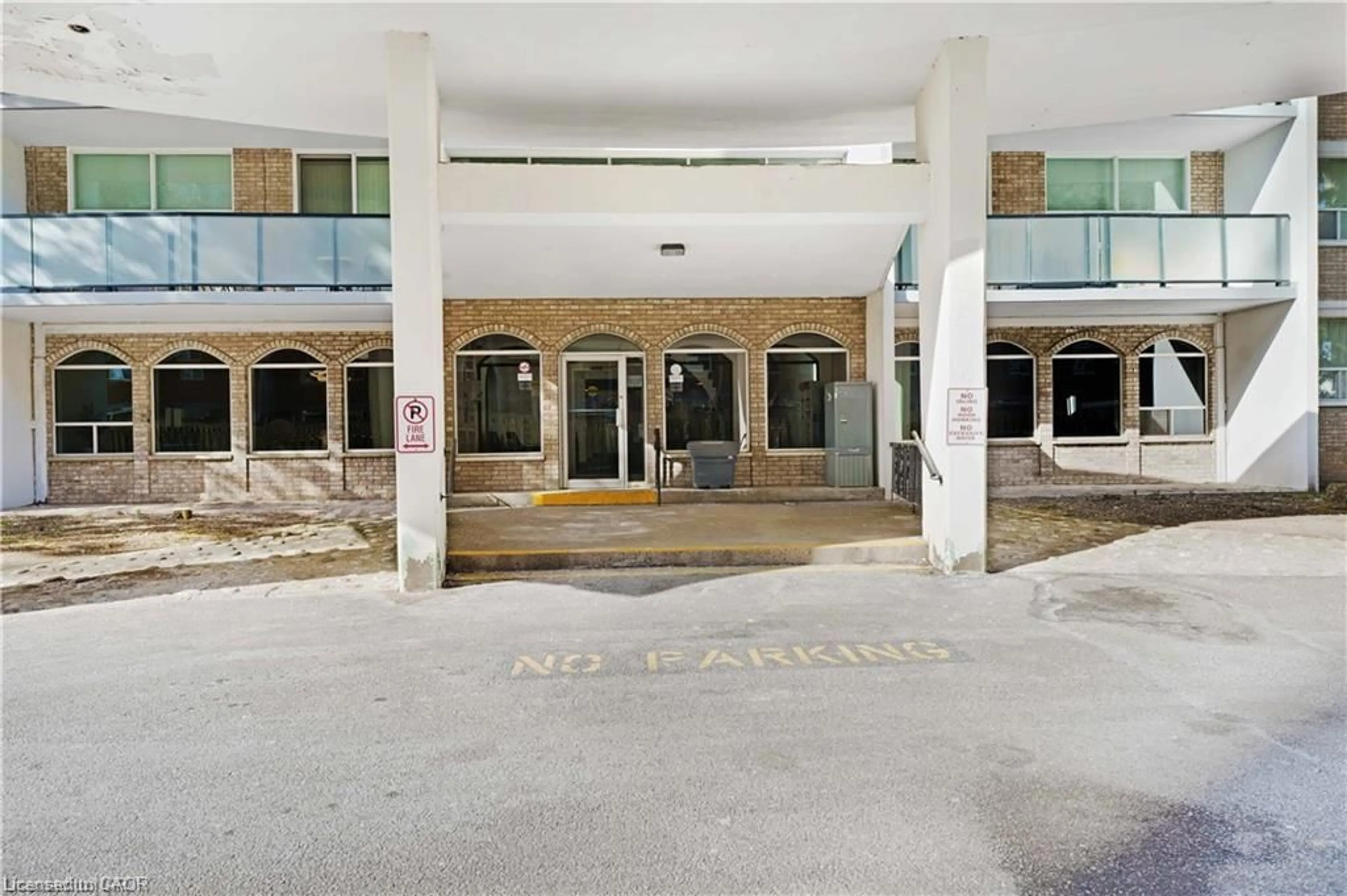 Indoor foyer for 359 Geneva St #407, 10th Line Shore Ontario L2N 2G5