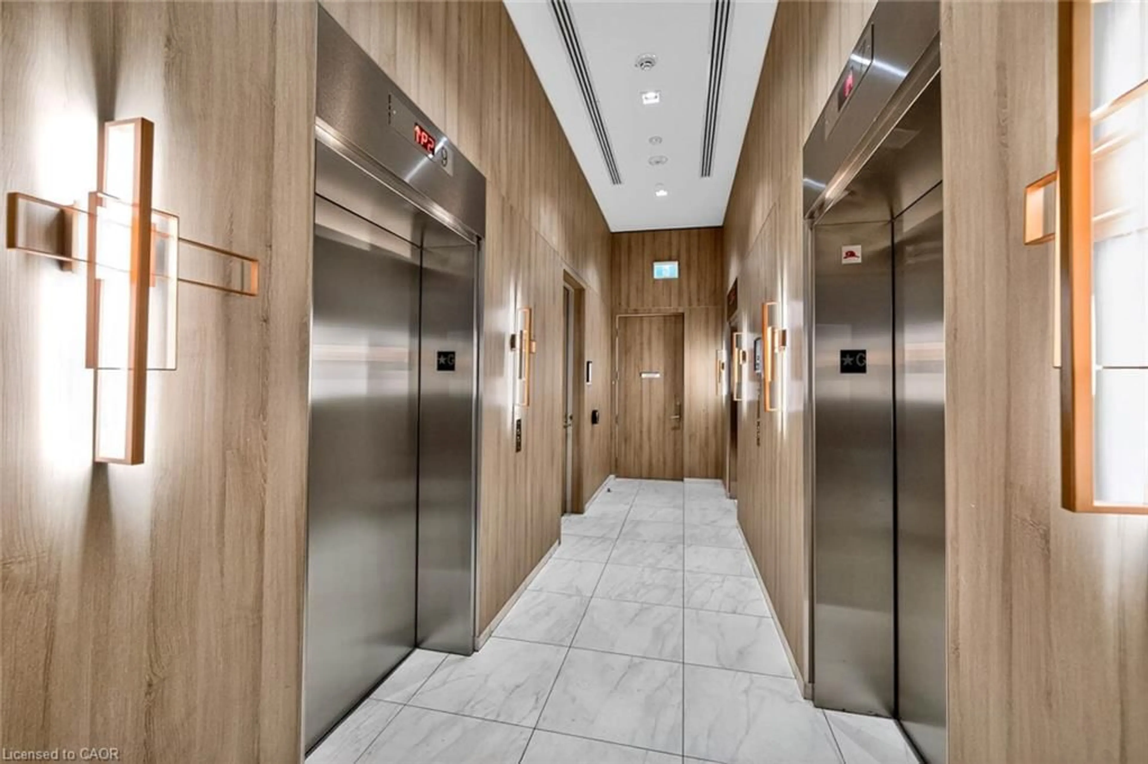 Indoor foyer for 20 O'neill Rd #536, North York Ontario M3C 3M9