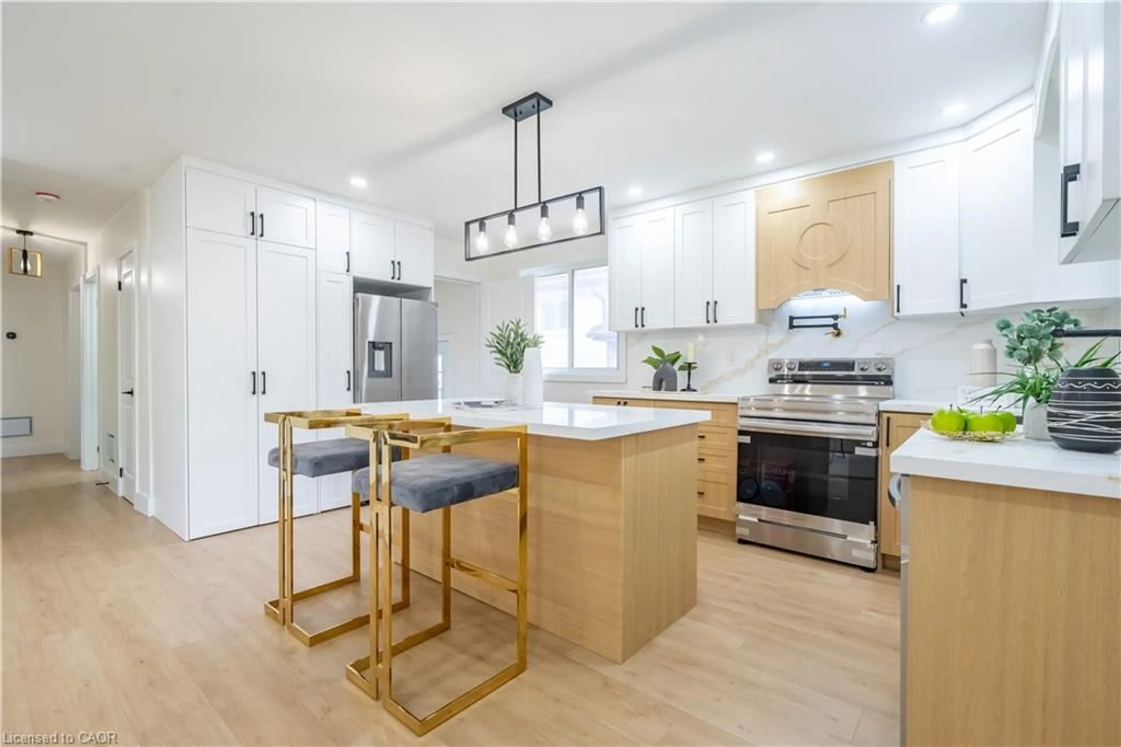 Open concept kitchen, wood/laminate floor for 23 Tyrone Dr, Hamilton Ontario L9C 2M6