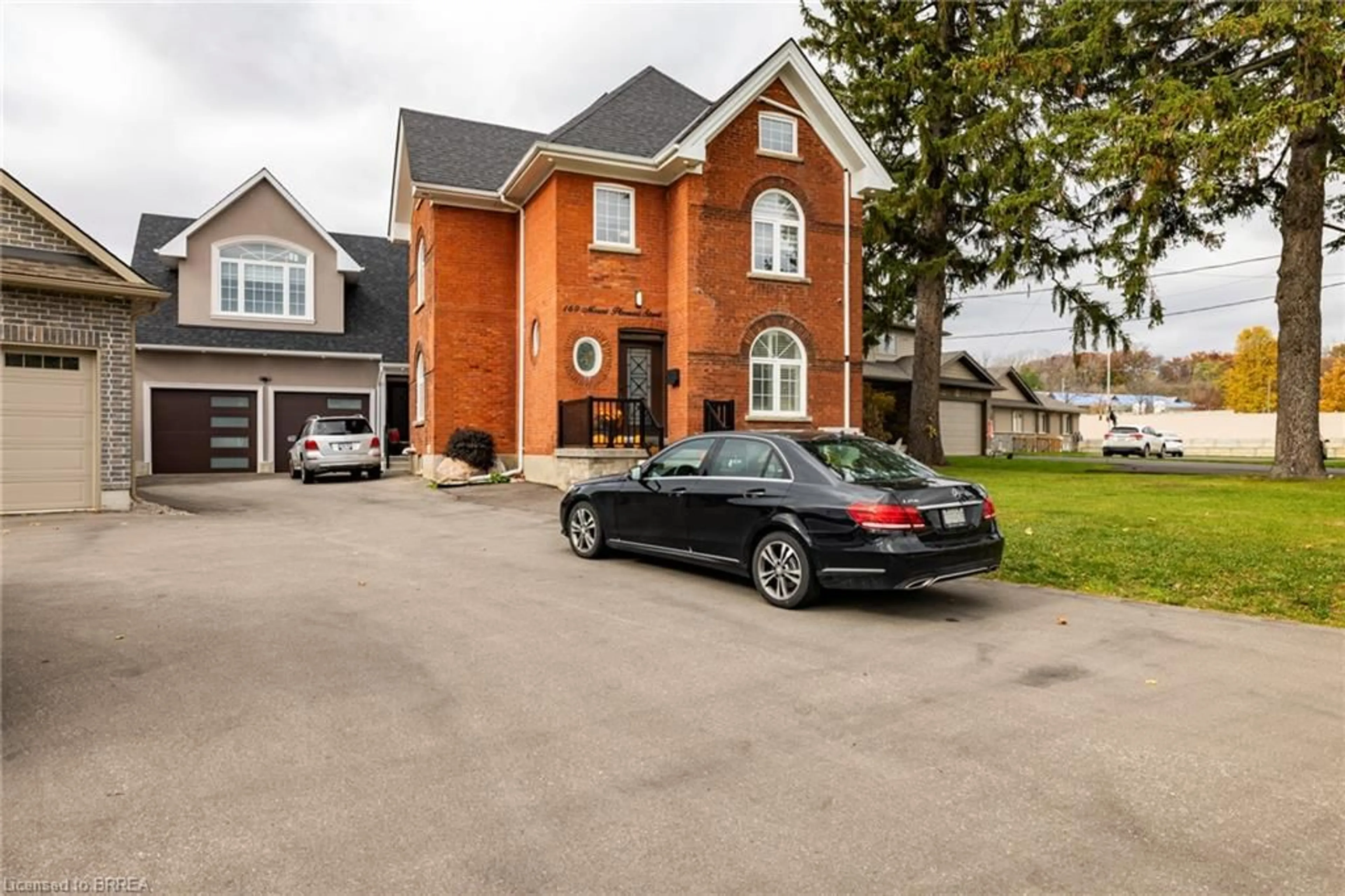 Home with brick exterior material, street for 169 Mount Pleasant St, Brantford Ontario N3T 1T6
