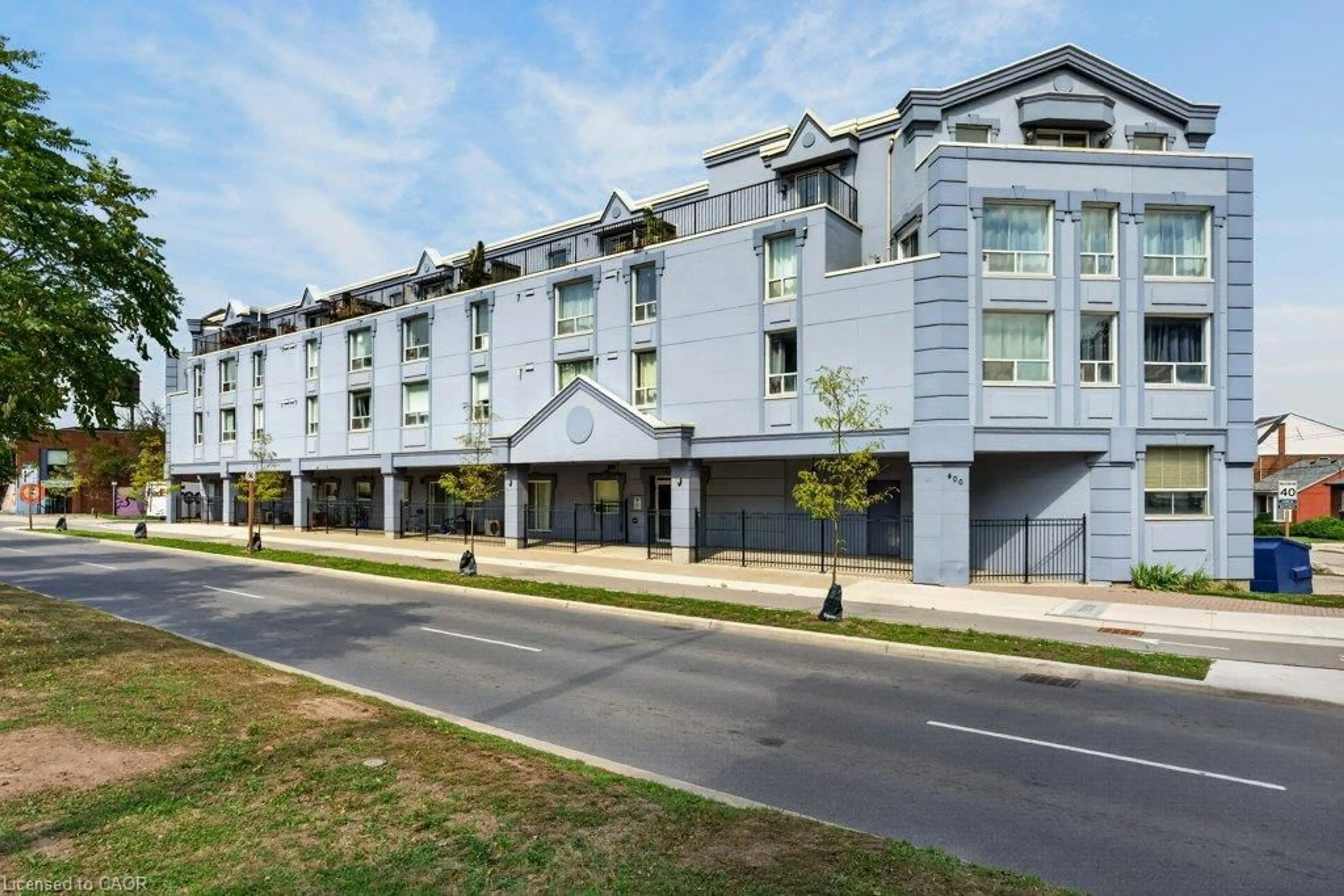 Patio, building for 400 York Blvd #203, Hamilton Ontario L8R 3M5
