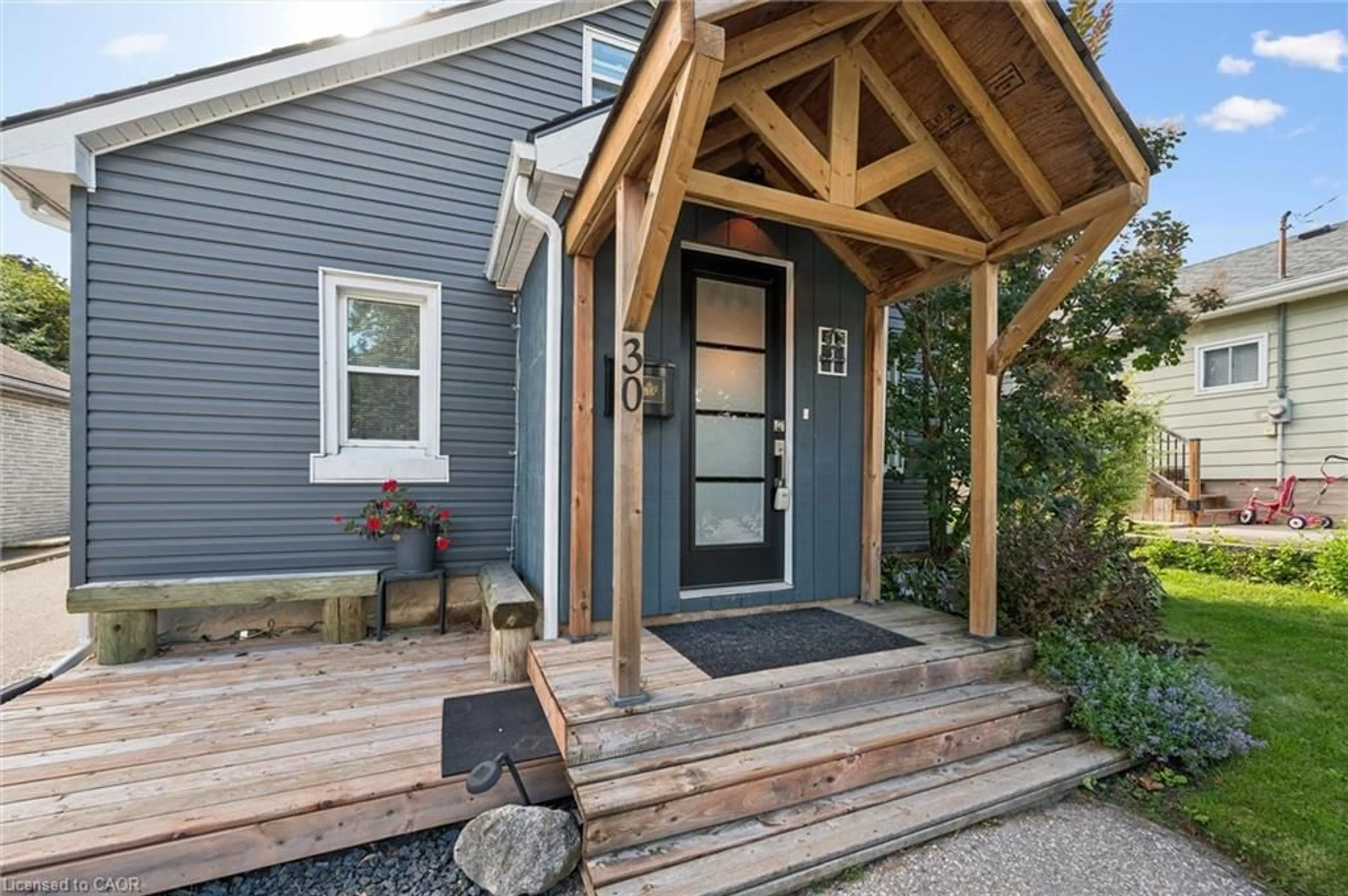 Indoor entryway for 30 Chalmers St, Cambridge Ontario N1R 5B2