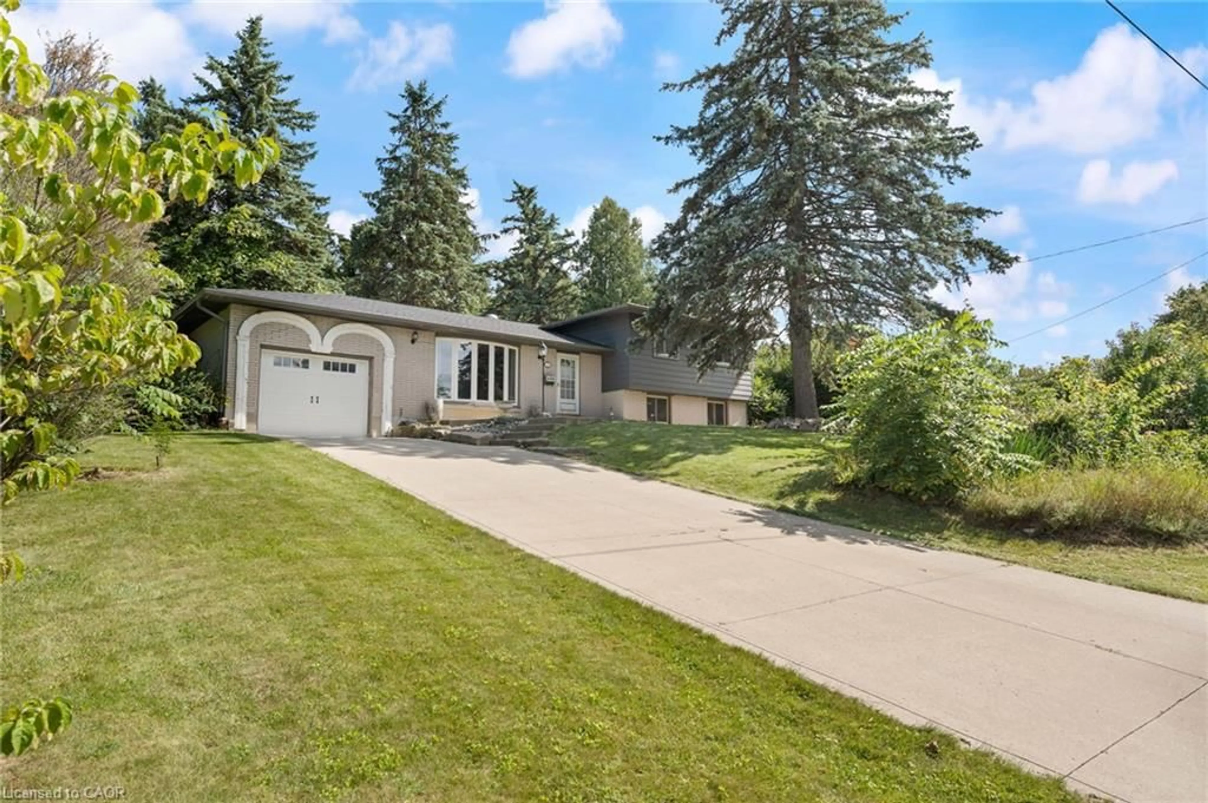 Home with vinyl exterior material, street for 20 Sunset Dr, Simcoe Ontario N3Y 4G3