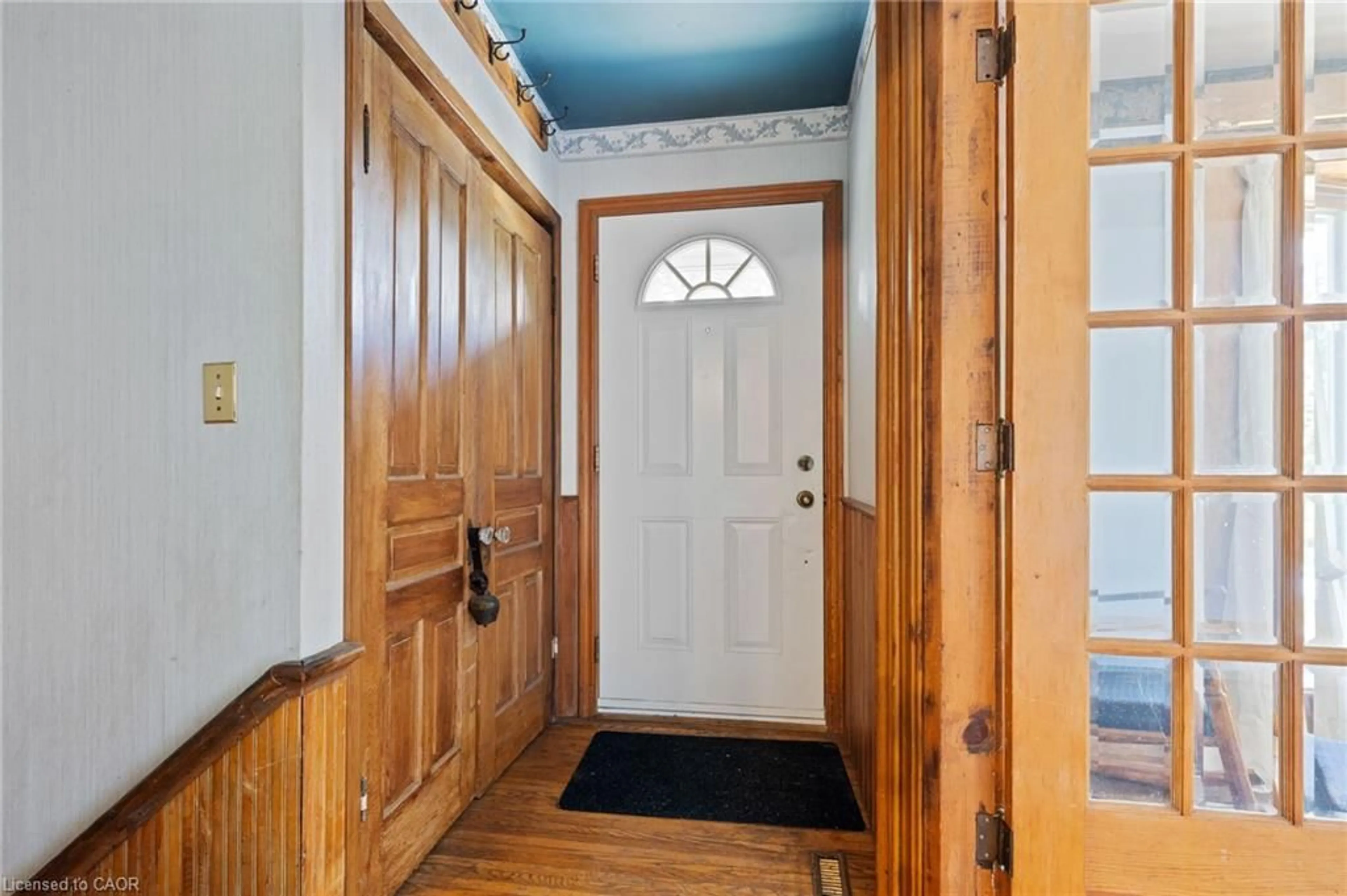 Indoor foyer for 20 Sunset Dr, Simcoe Ontario N3Y 4G3