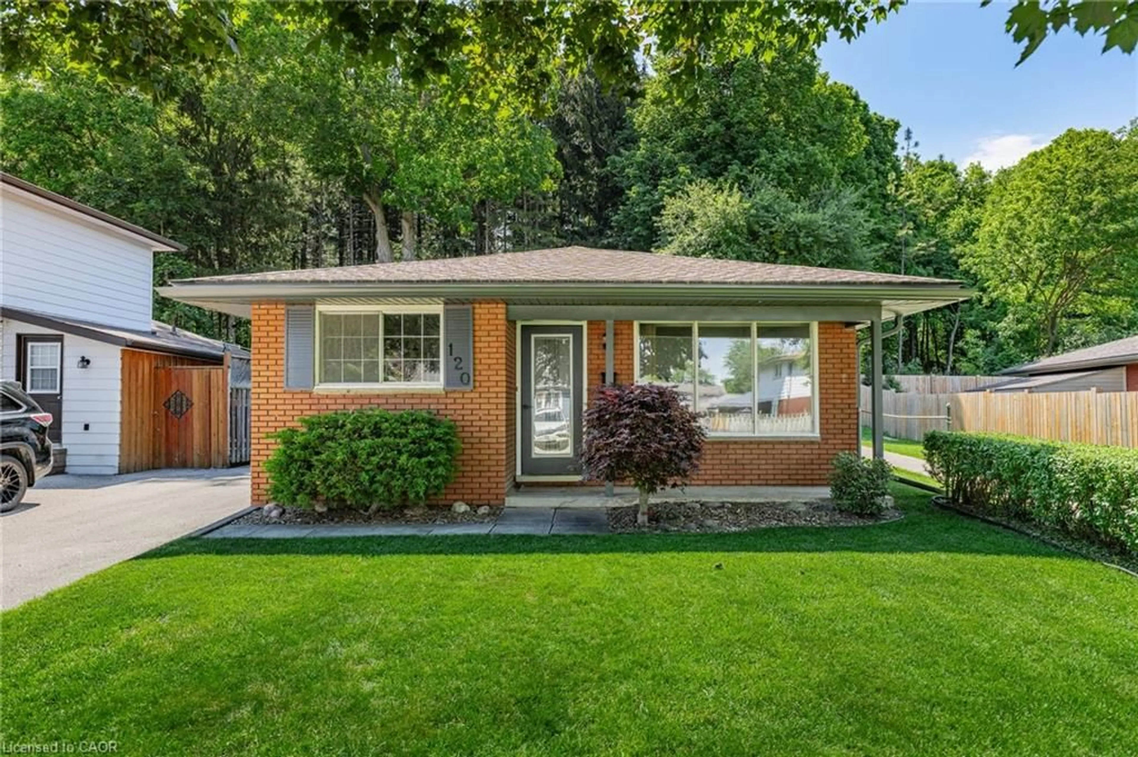 Home with vinyl exterior material, street for 120 Arrowhead Cres, Kitchener Ontario N2P 1B9