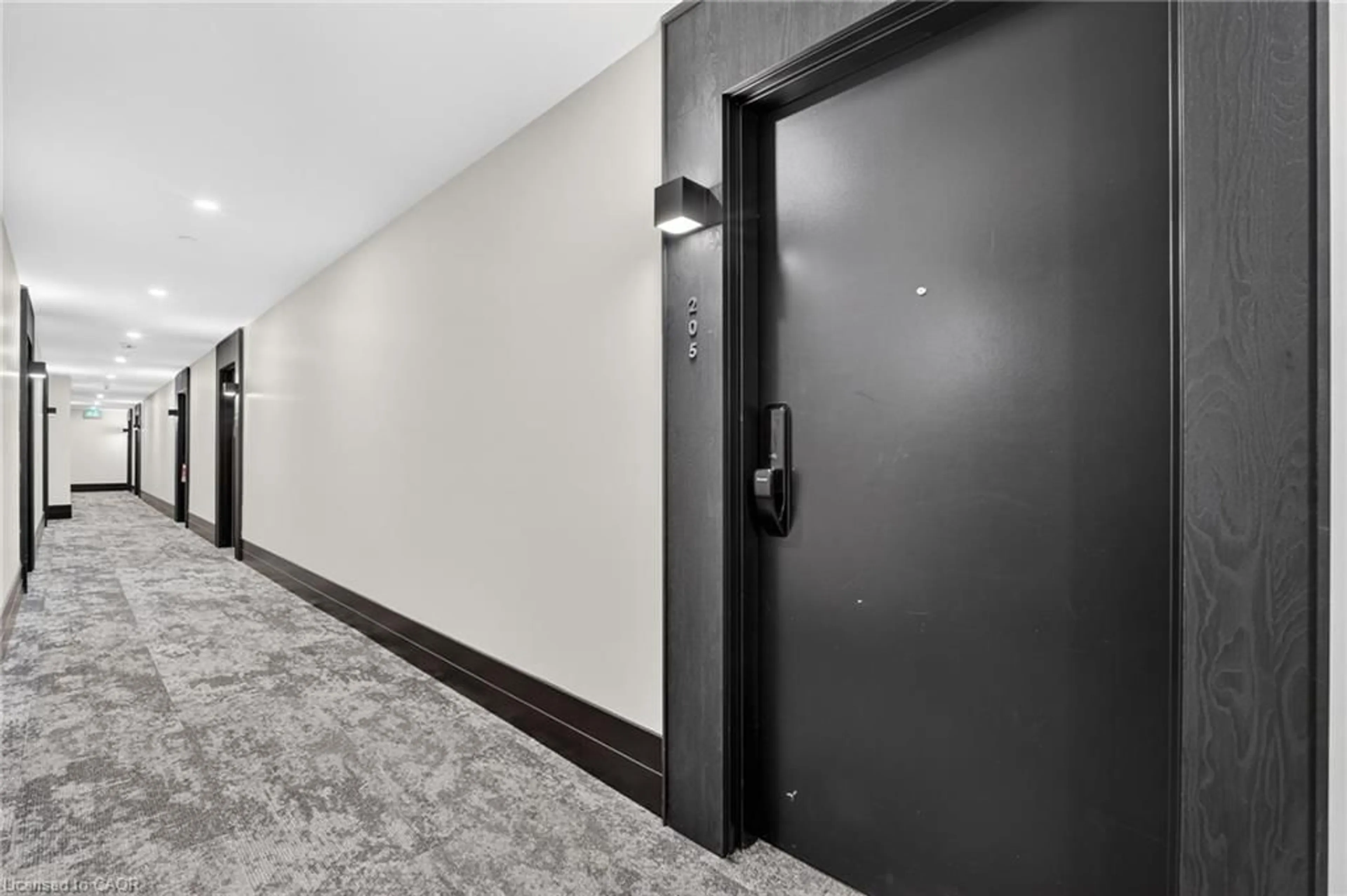 Indoor foyer for 461 Green Rd #205, Stoney Creek Ontario L8E 5B4