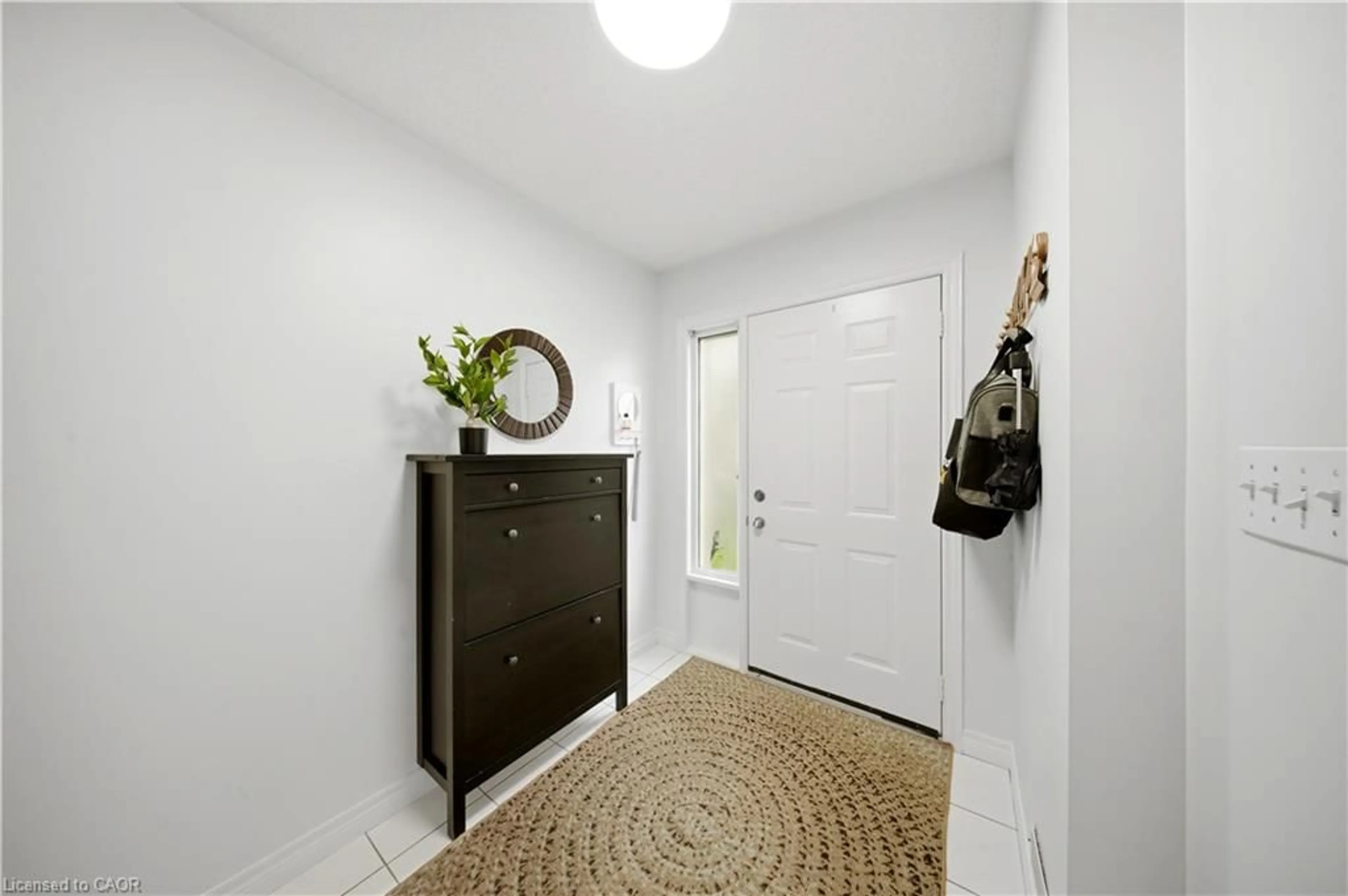 Indoor entryway for 384 Limeridge Rd #16, Hamilton Ontario L9A 2S7