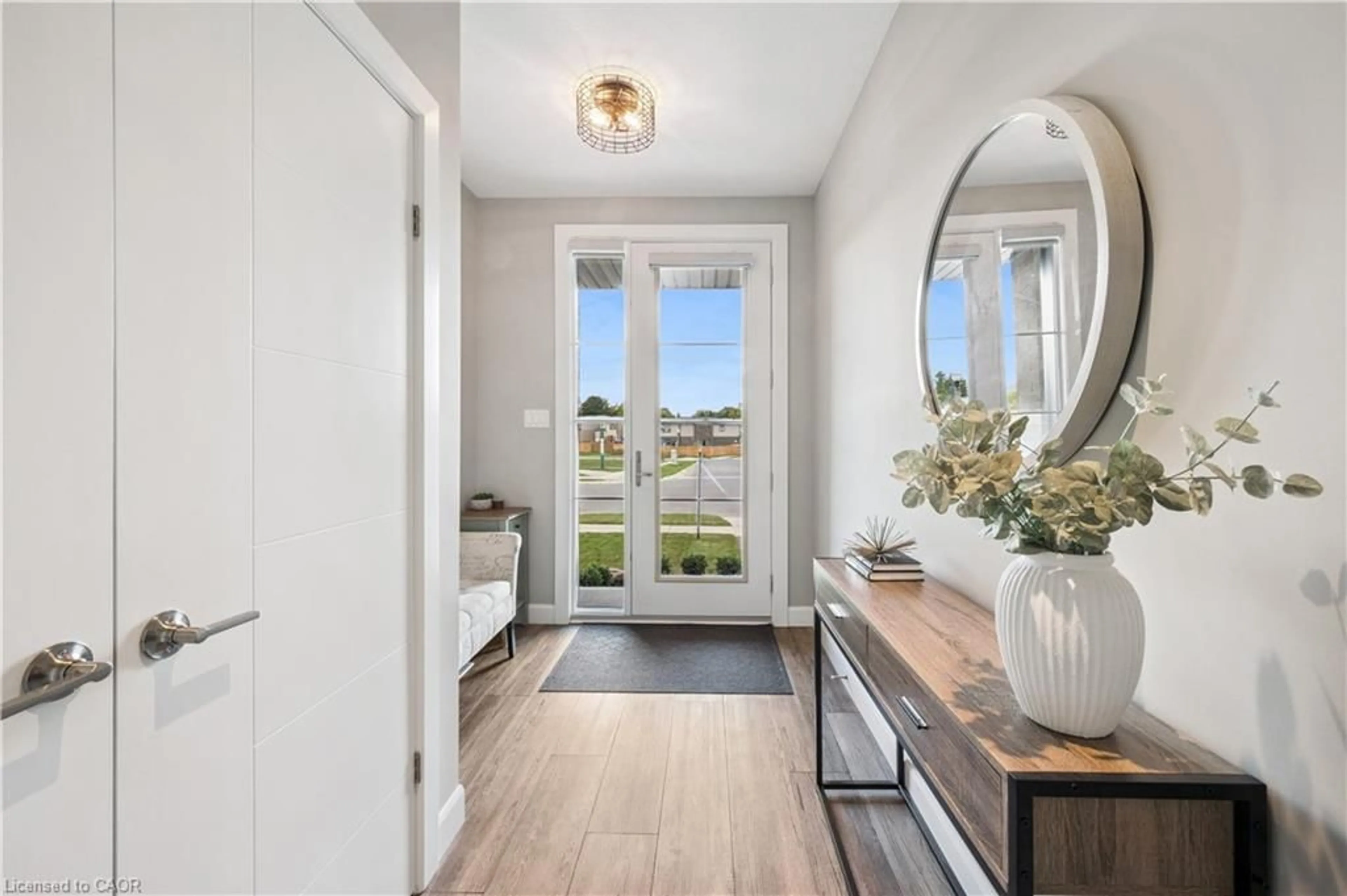 Indoor entryway for 884 Robert Ferrie Dr, Kitchener Ontario N2R 0P2