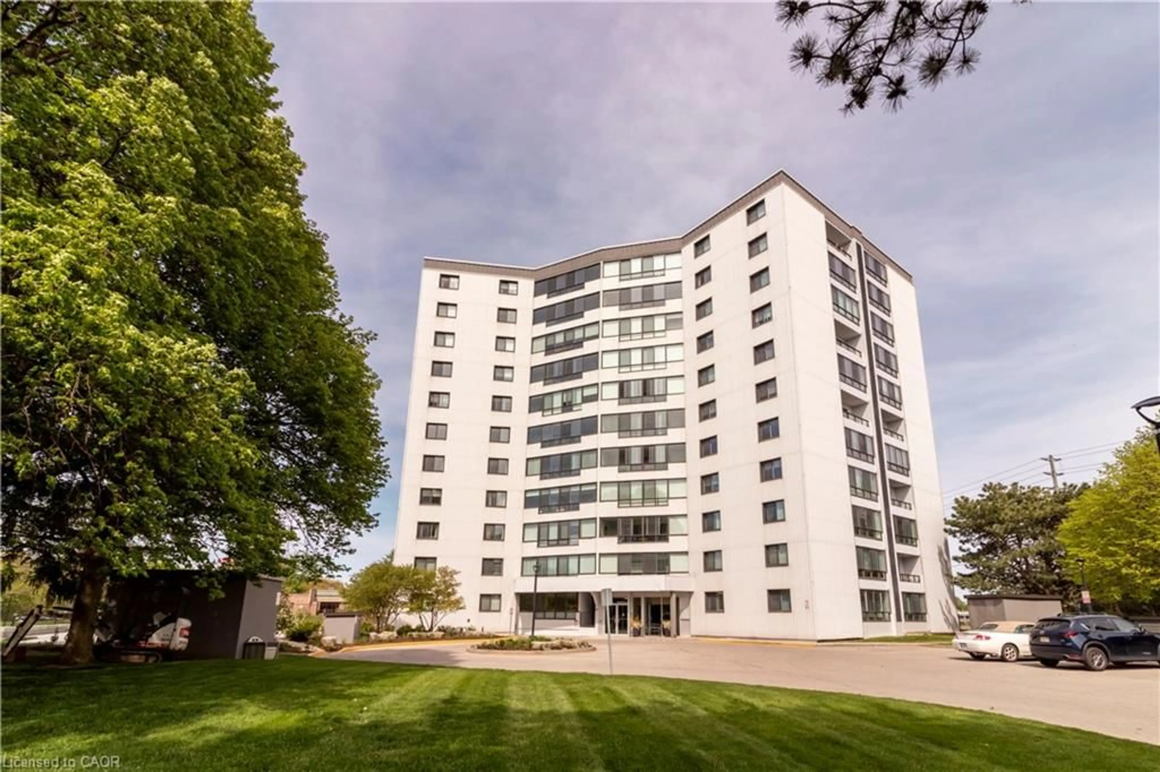 A pic from outside/outdoor area/front of a property/back of a property/a pic from drone, building for 250 Glenridge Dr #401, Waterloo Ontario N2J 4H8