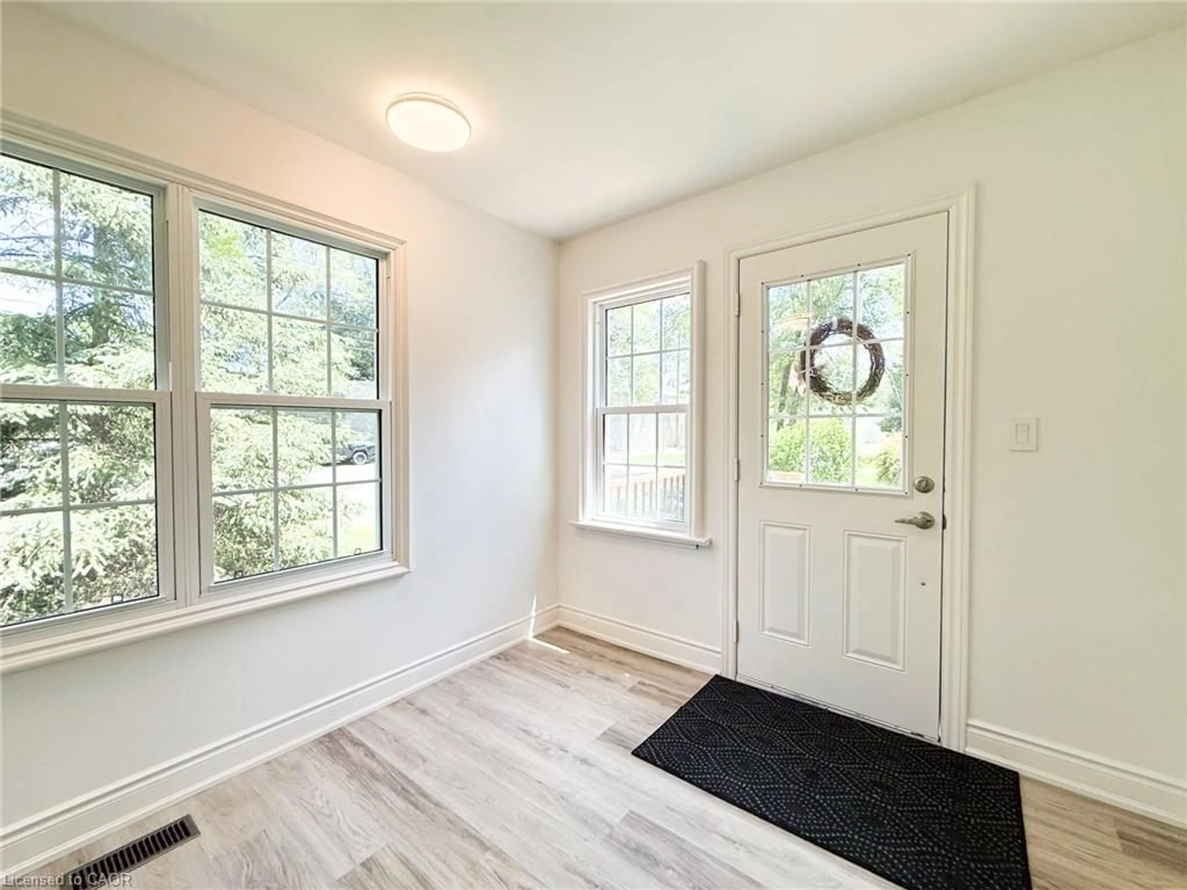 Indoor entryway for 93 Barnes Ave, Brantford Ontario N3R 4Y9