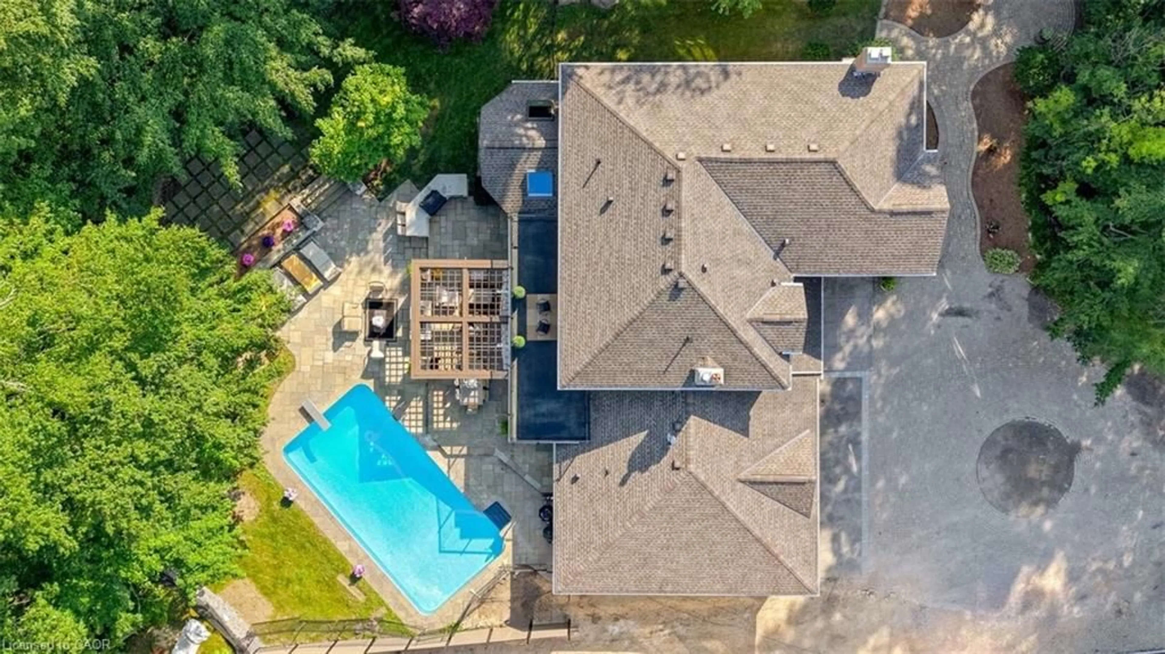 A pic from outside/outdoor area/front of a property/back of a property/a pic from drone, unknown for 709 Glasgow St, Kitchener Ontario N2M 2N7