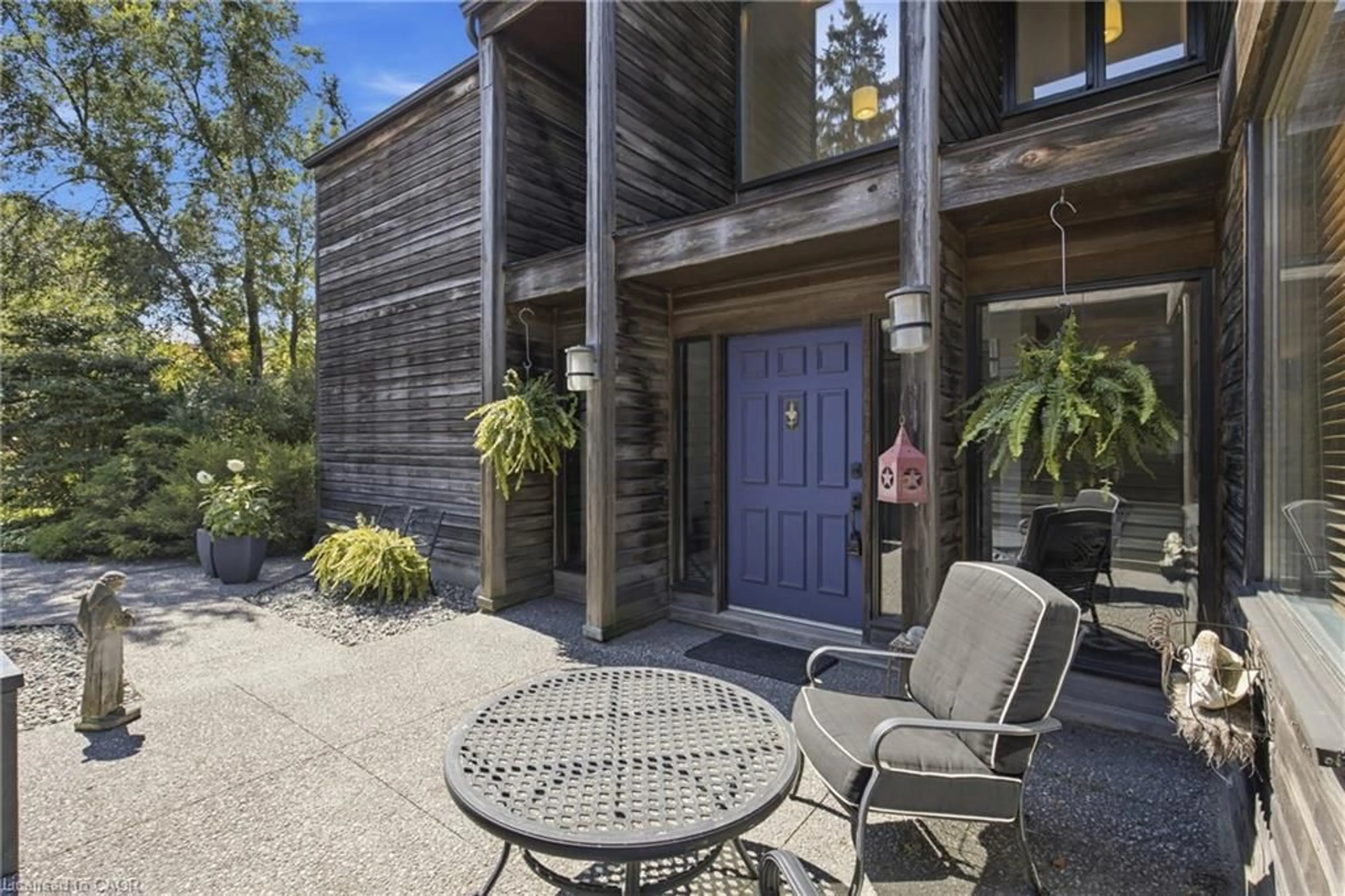 Patio, street for 10 Vergorda Cir, St. Catharines Ontario L2T 2P2