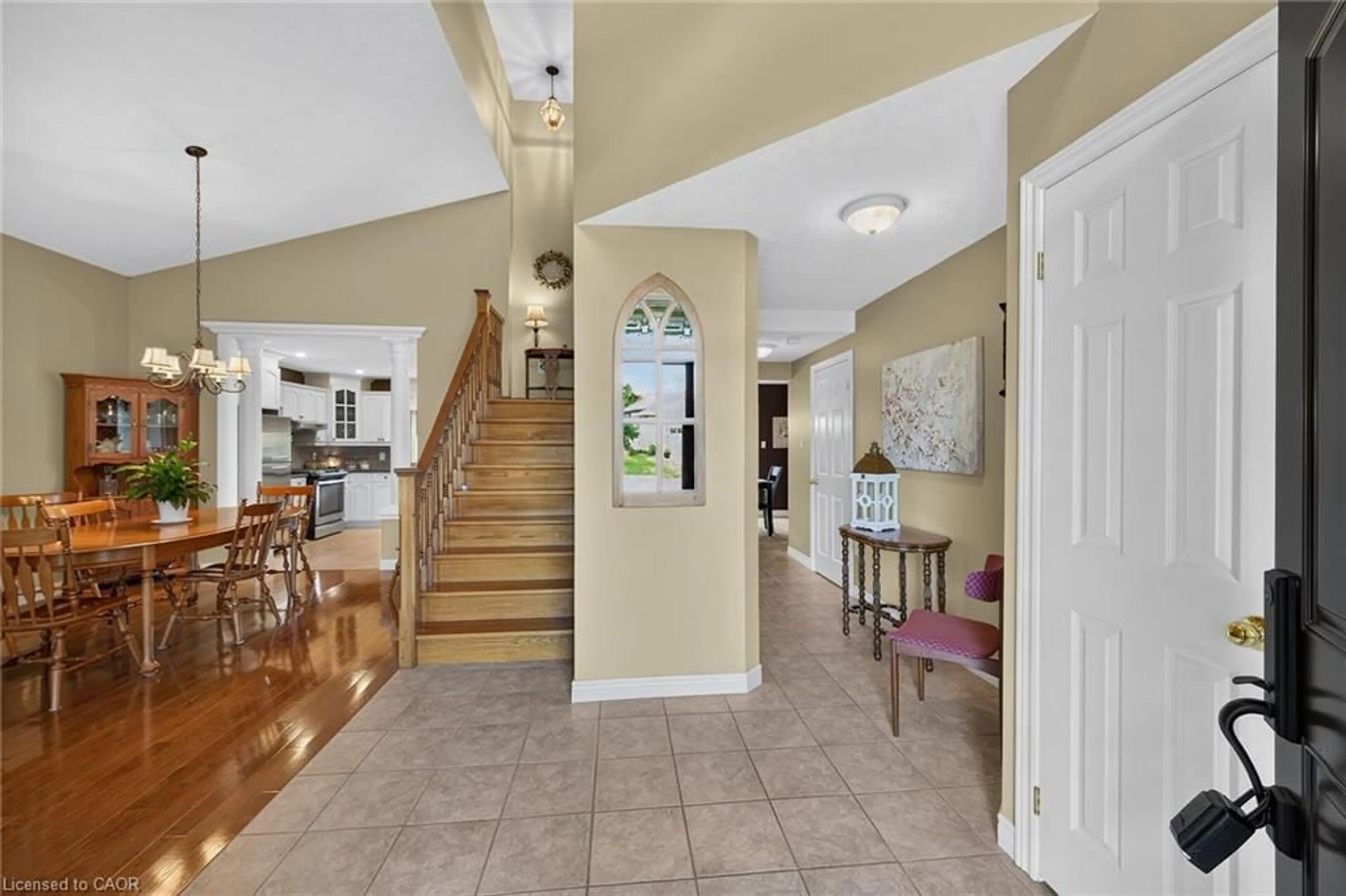 Indoor foyer for 10 Balvenie Blvd, Caledonia Ontario N3W 2N8